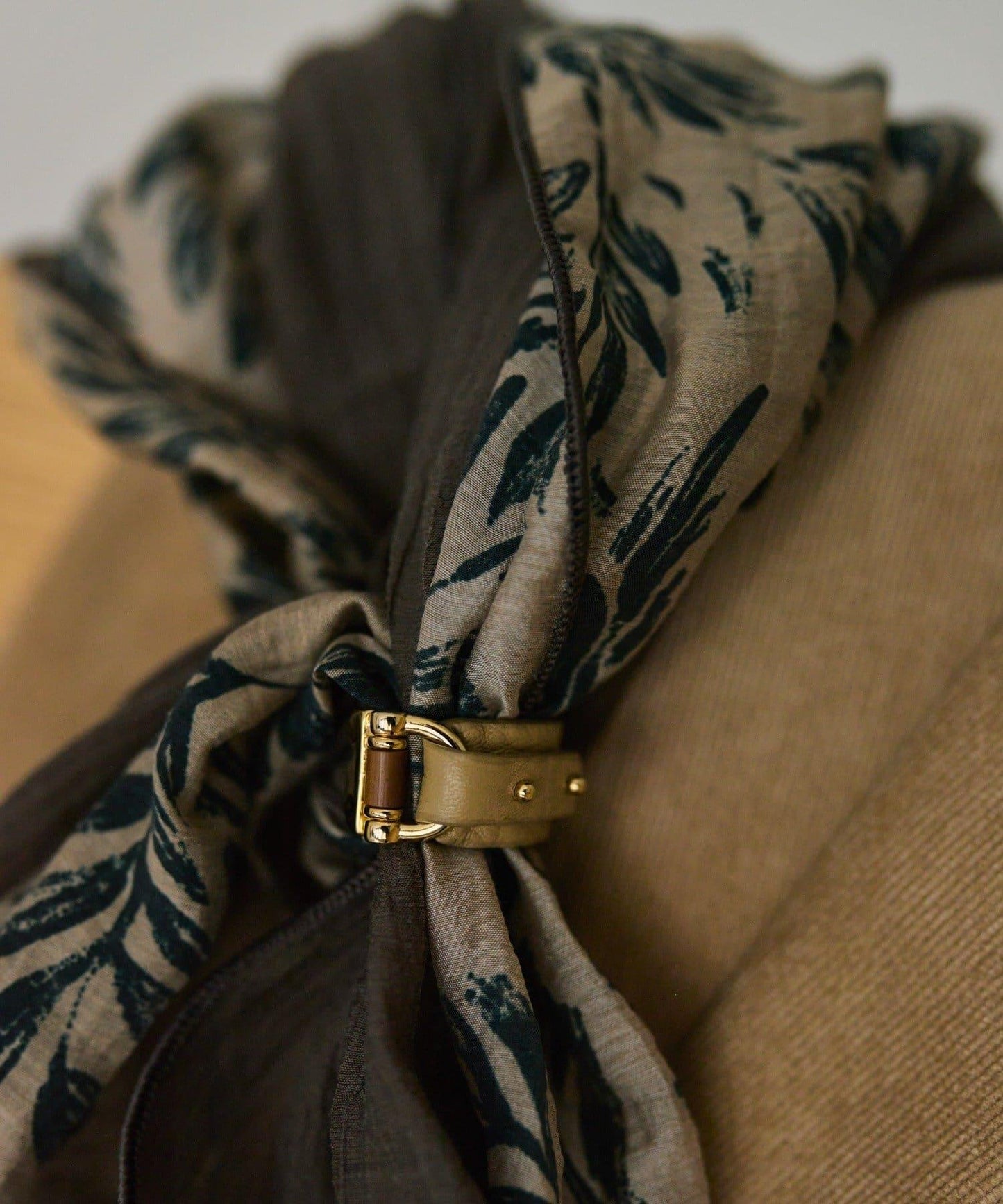 帶戒指拼色葉子圖案圍巾