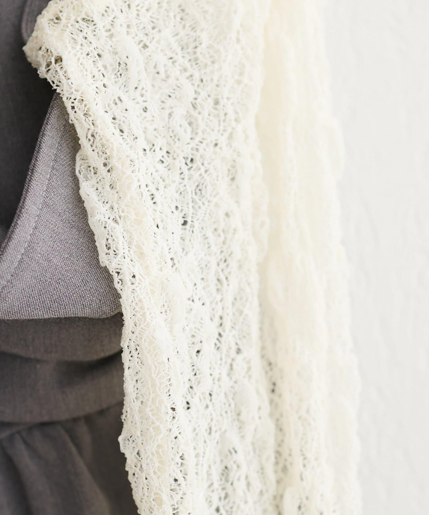 【natural couture】蝴蝶結吊帶背心+蕾絲波浪邊T恤套裝