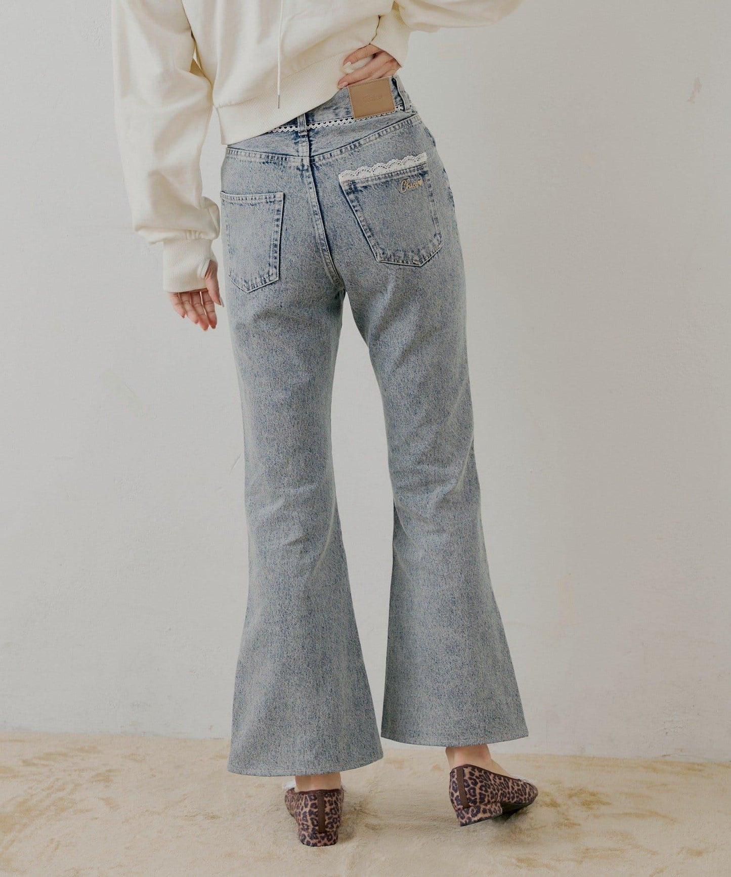 蕾絲設計喇叭牛仔褲