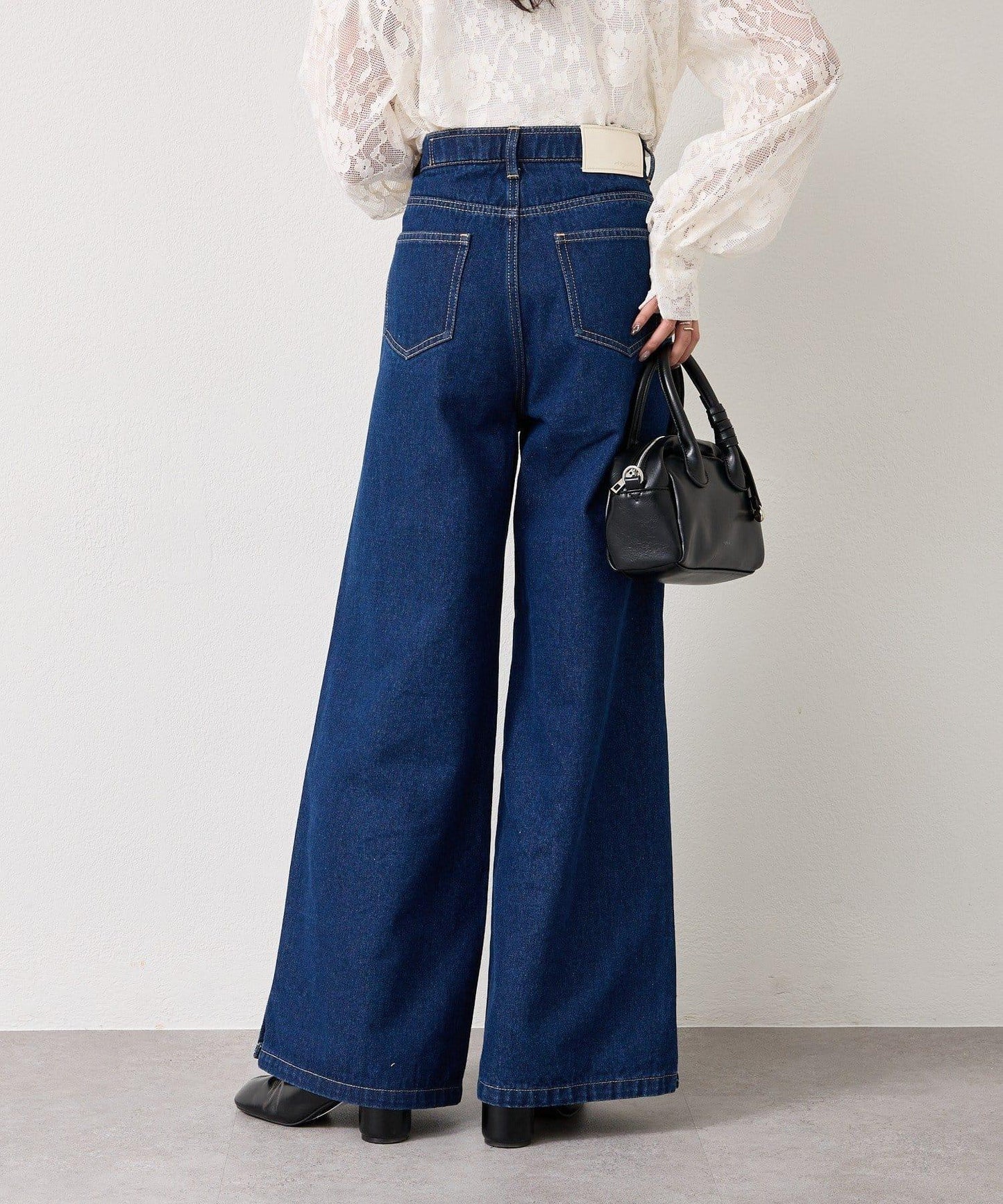 下襬開叉喇叭牛仔褲