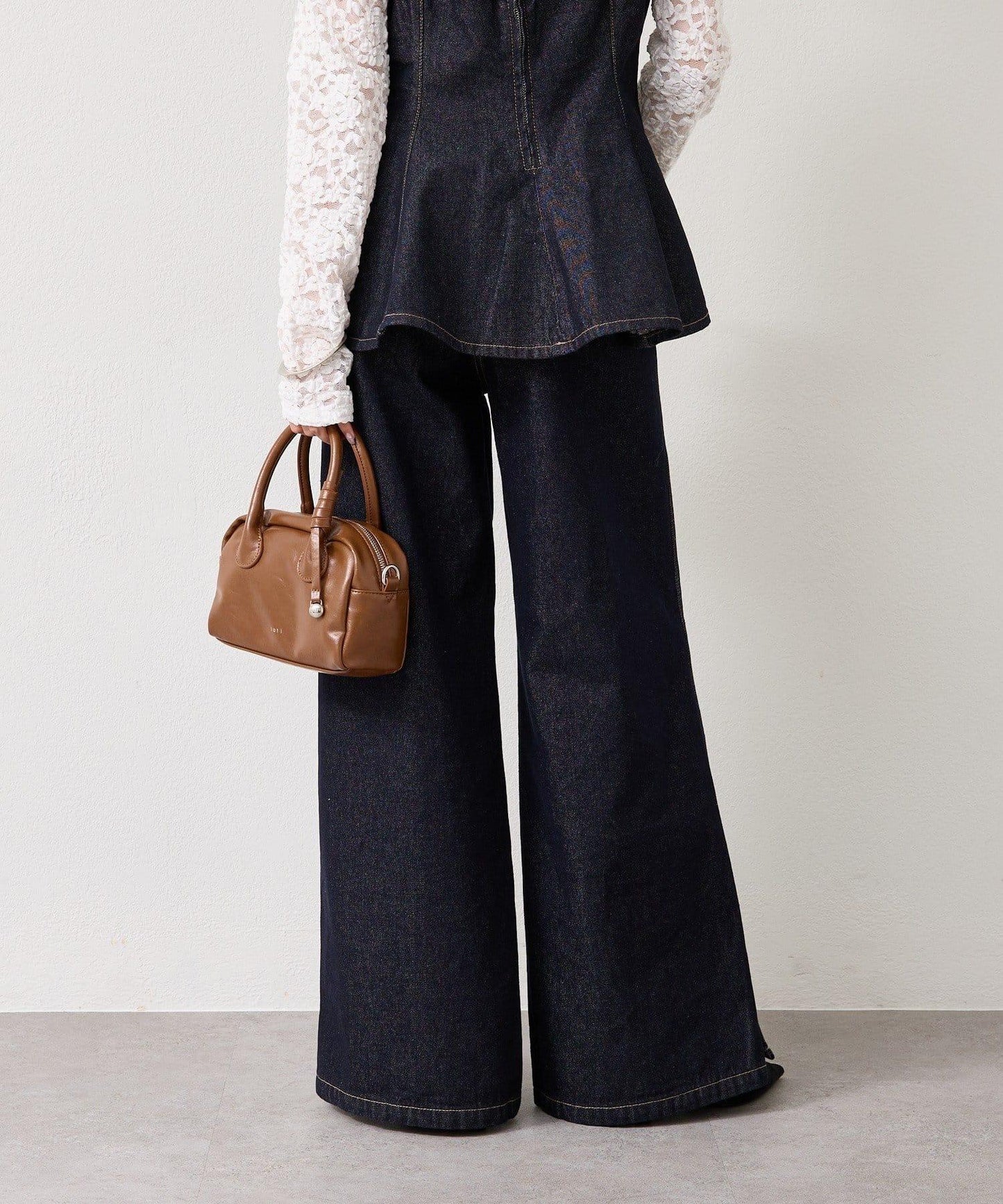 下襬開叉喇叭牛仔褲