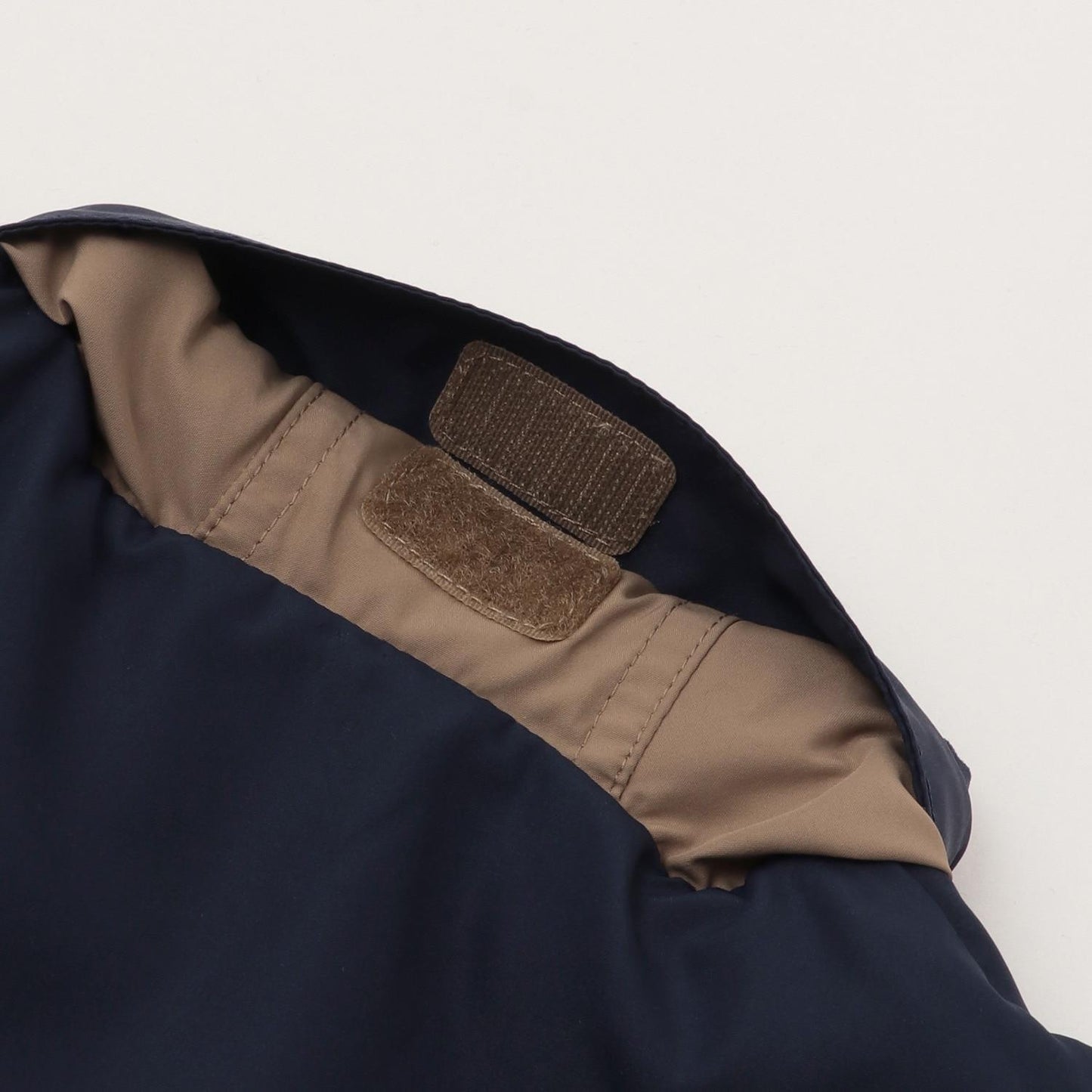 【防潑水加工】拼接款防風外套