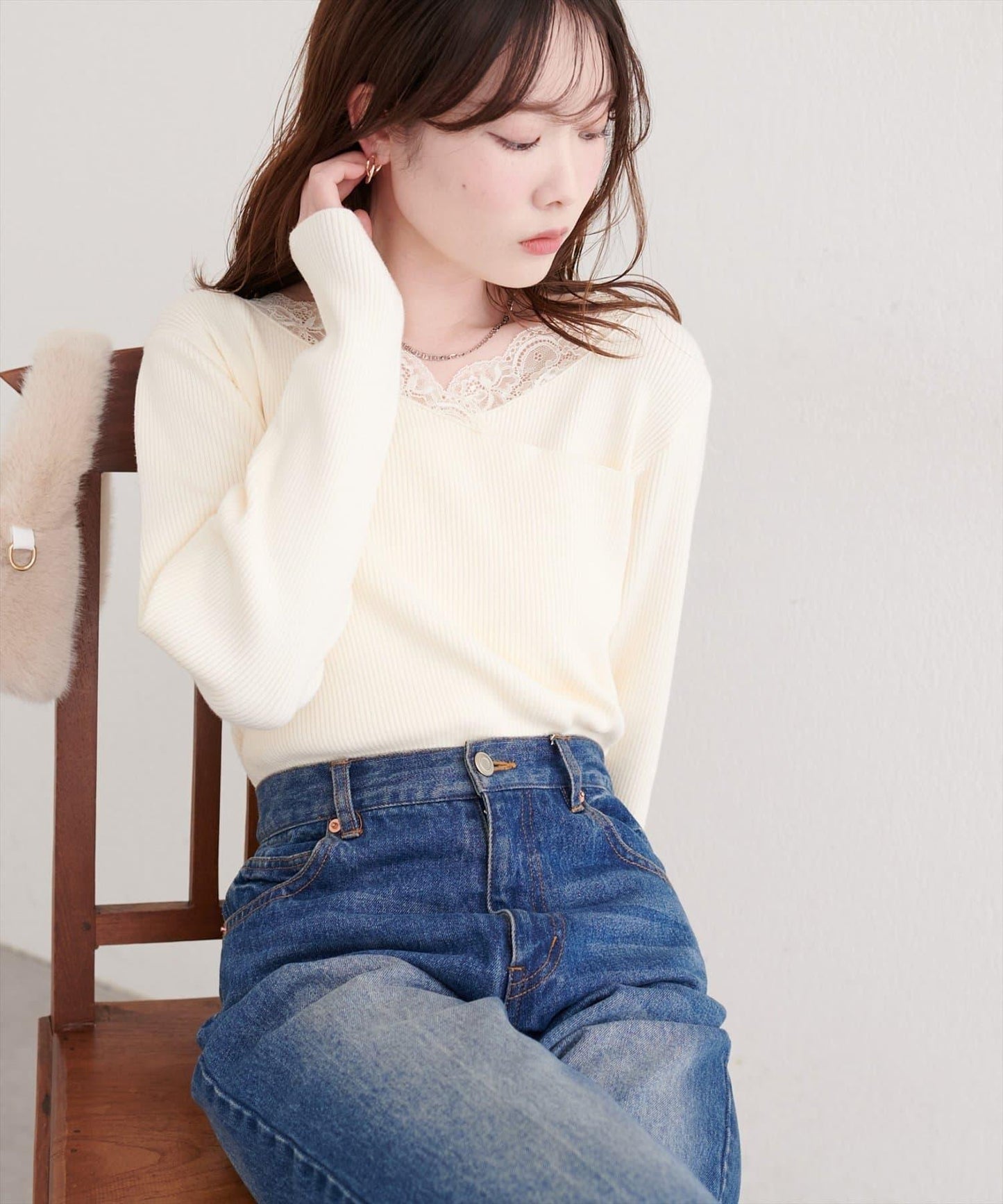 不對稱蕾絲領口羅紋針織套頭衫