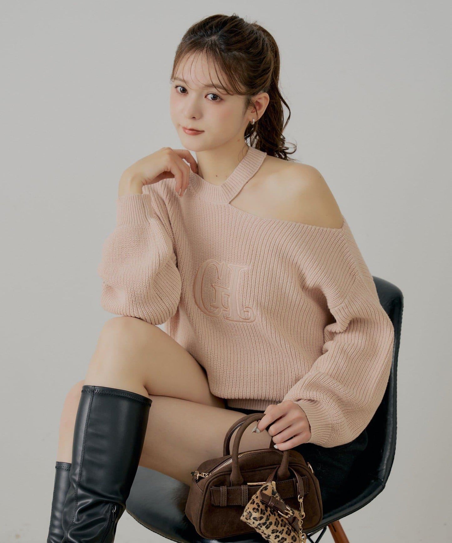 肩部開叉一字肩針織衫