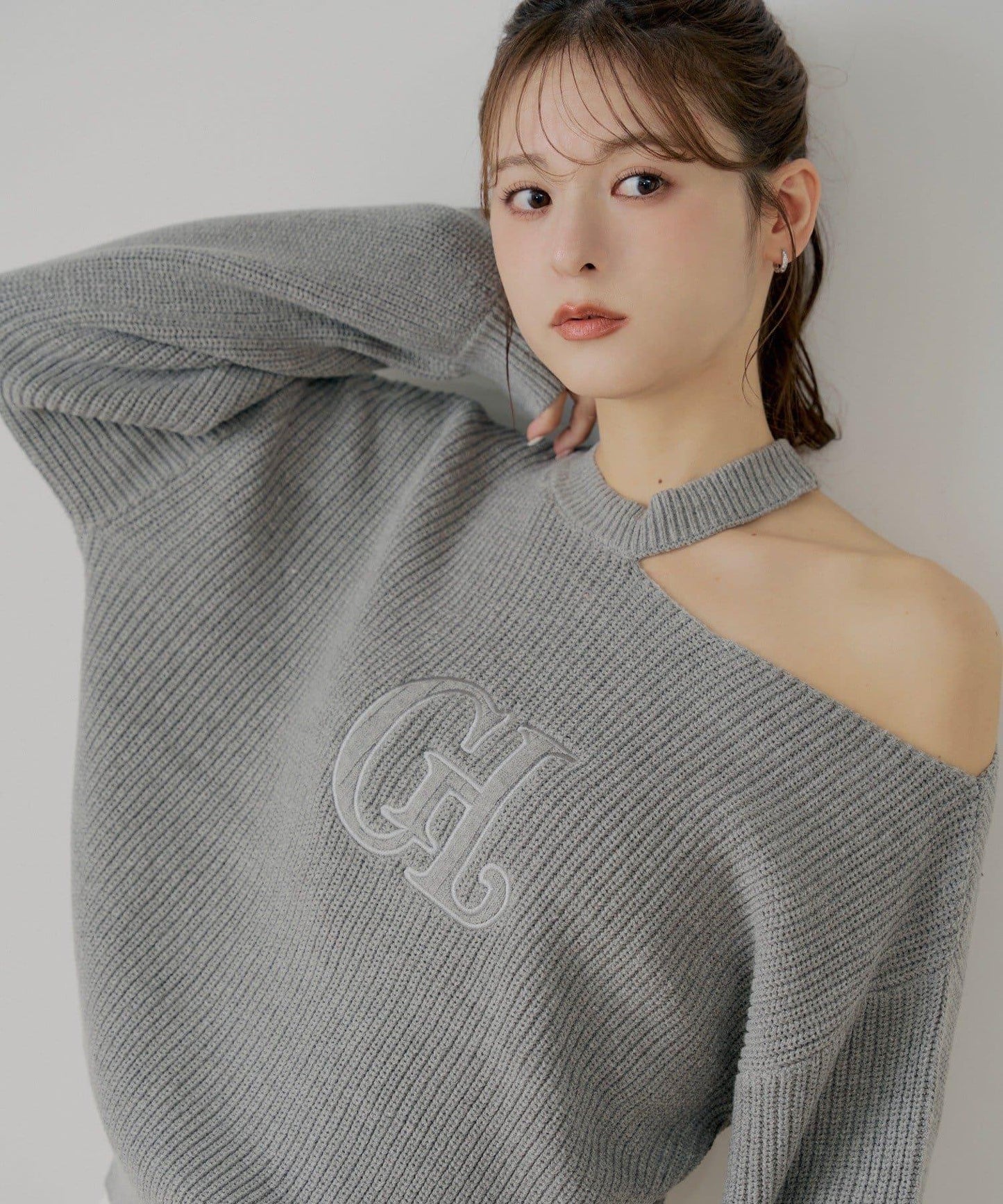 肩部開叉一字肩針織衫