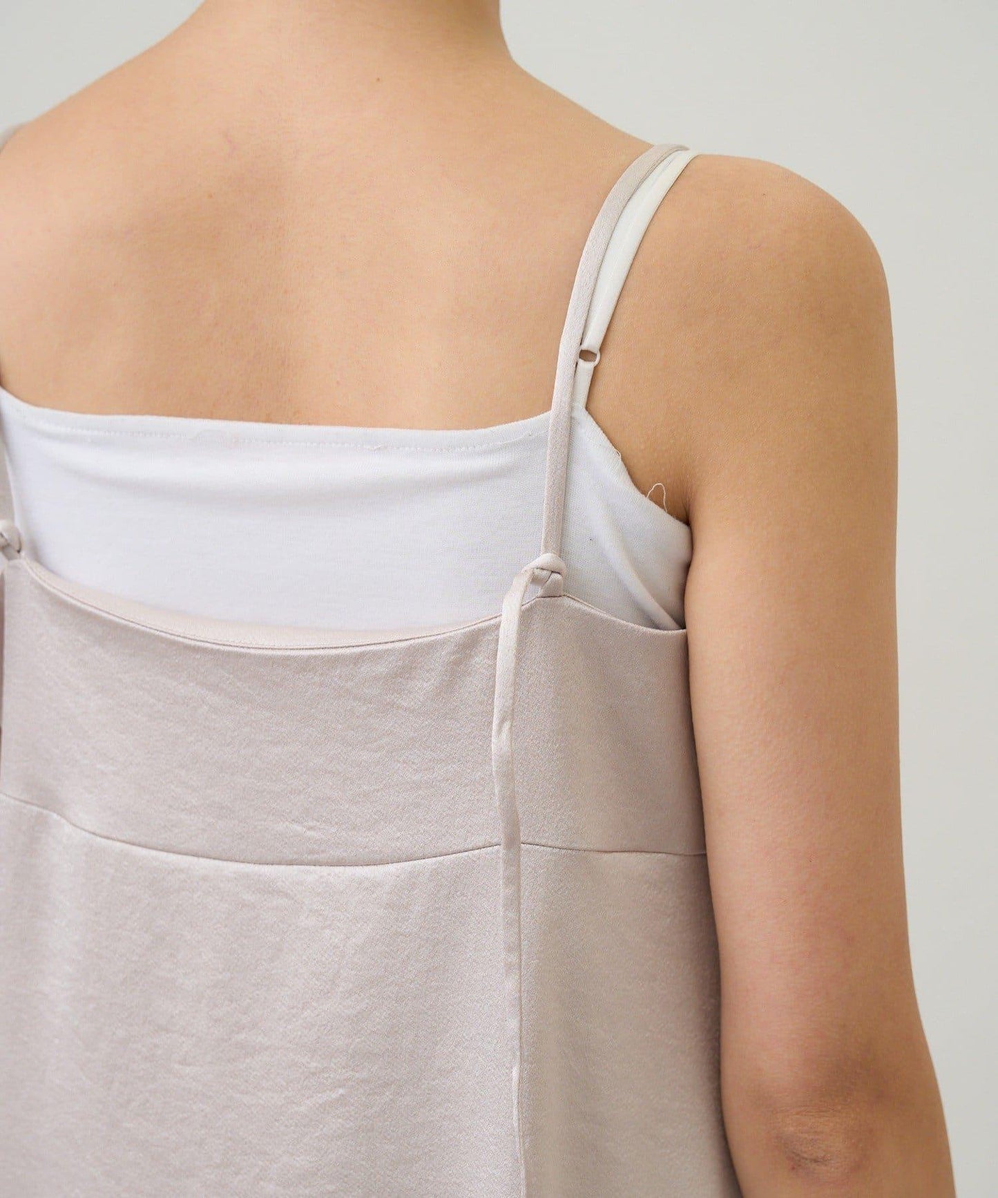 SHENERY 緞面吊帶連衣裙