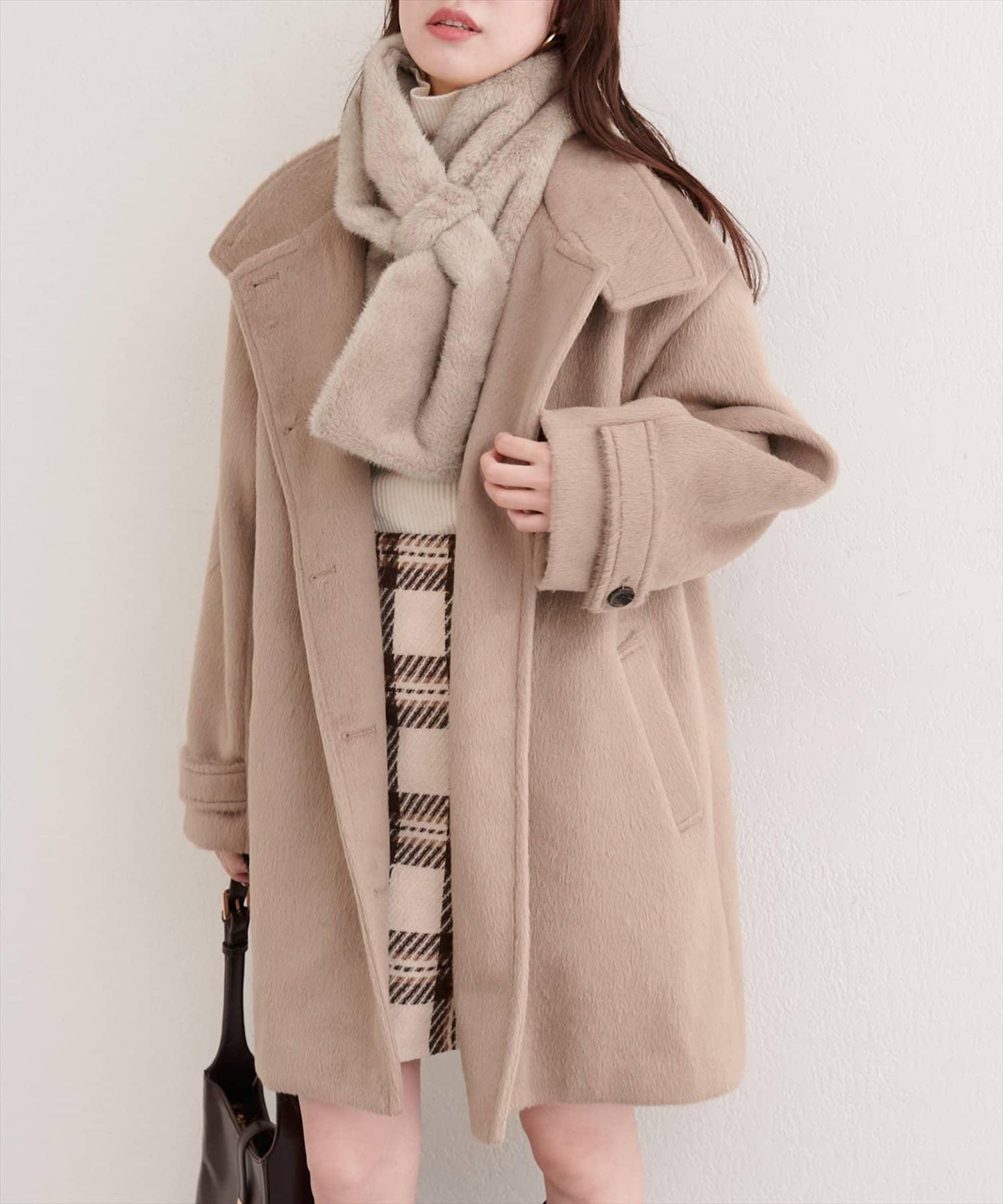 帶圍巾大衣