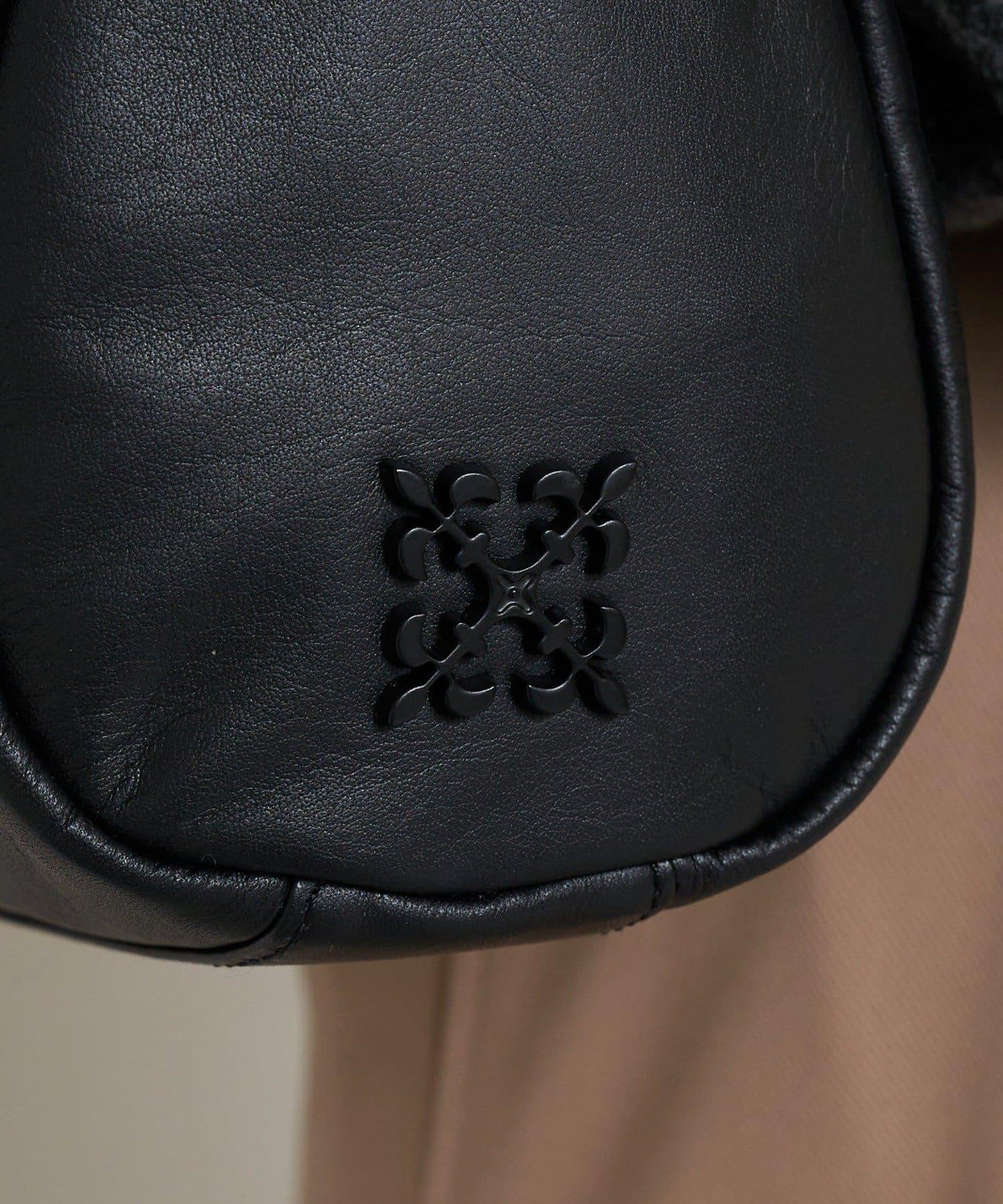 軟皮卷式單肩包