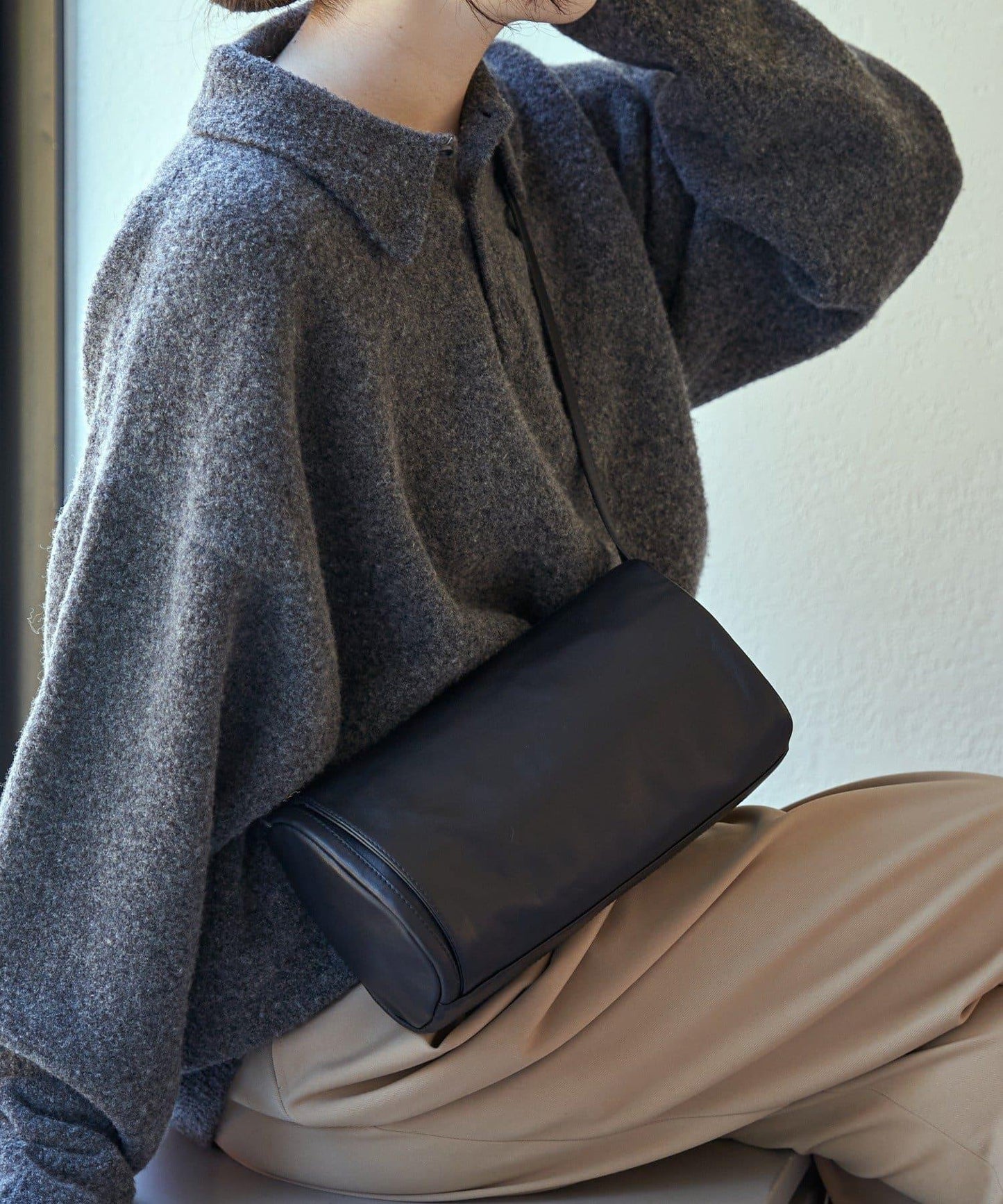 軟皮卷式單肩包