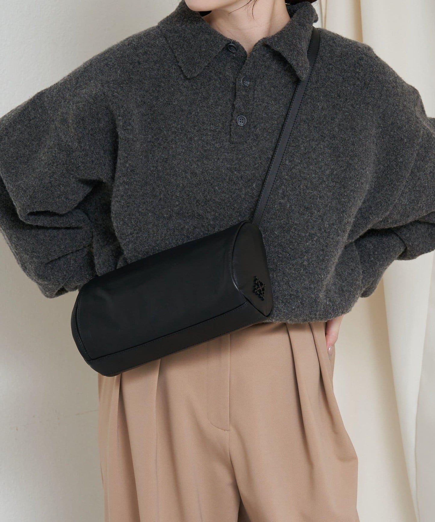 軟皮卷式單肩包