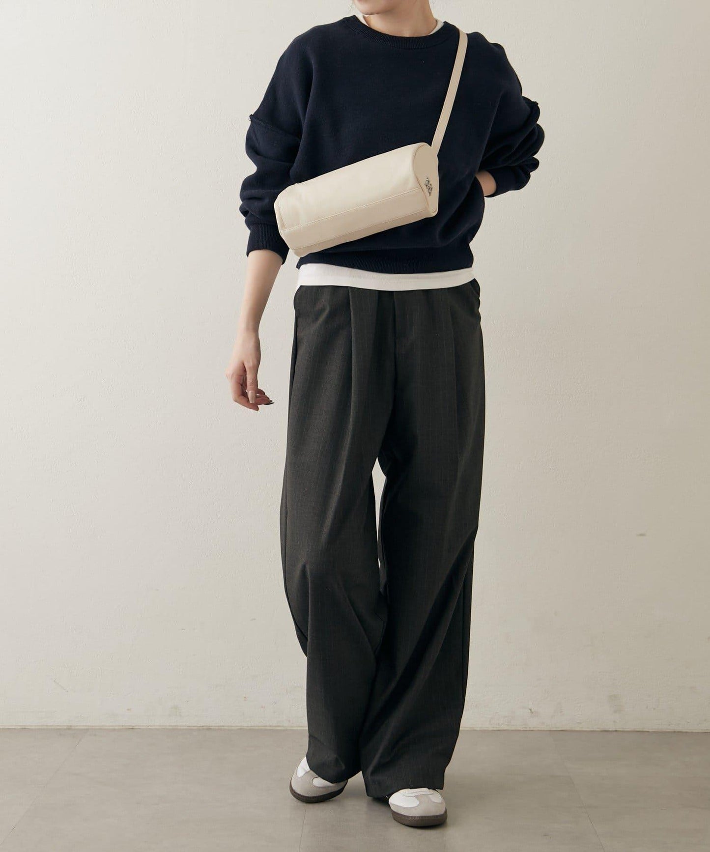 軟皮卷式單肩包