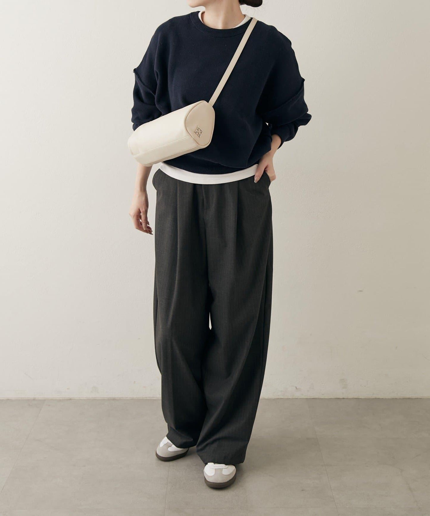 軟皮卷式單肩包