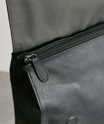 《本革/A4尺寸適用》皮革翻蓋雙肩包