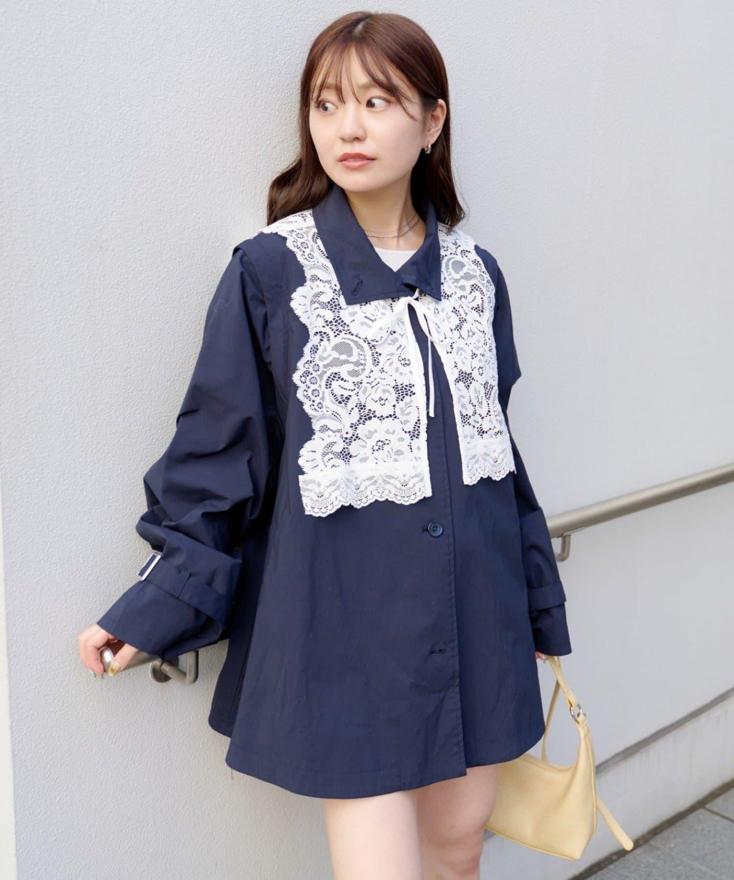 帶蕾絲裝飾喇叭袖風衣