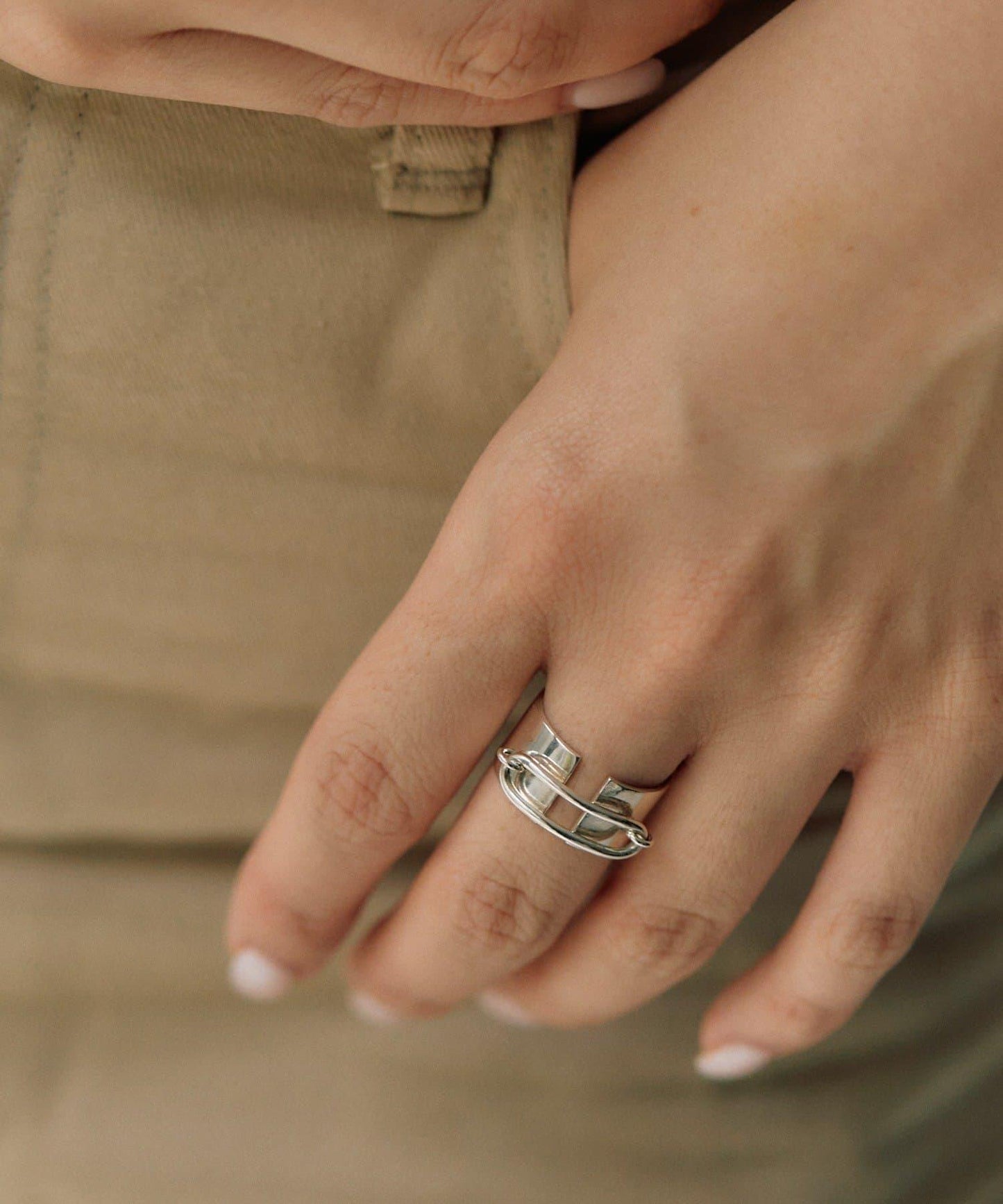 《スターリングシルバー使用》寬釦環戒指