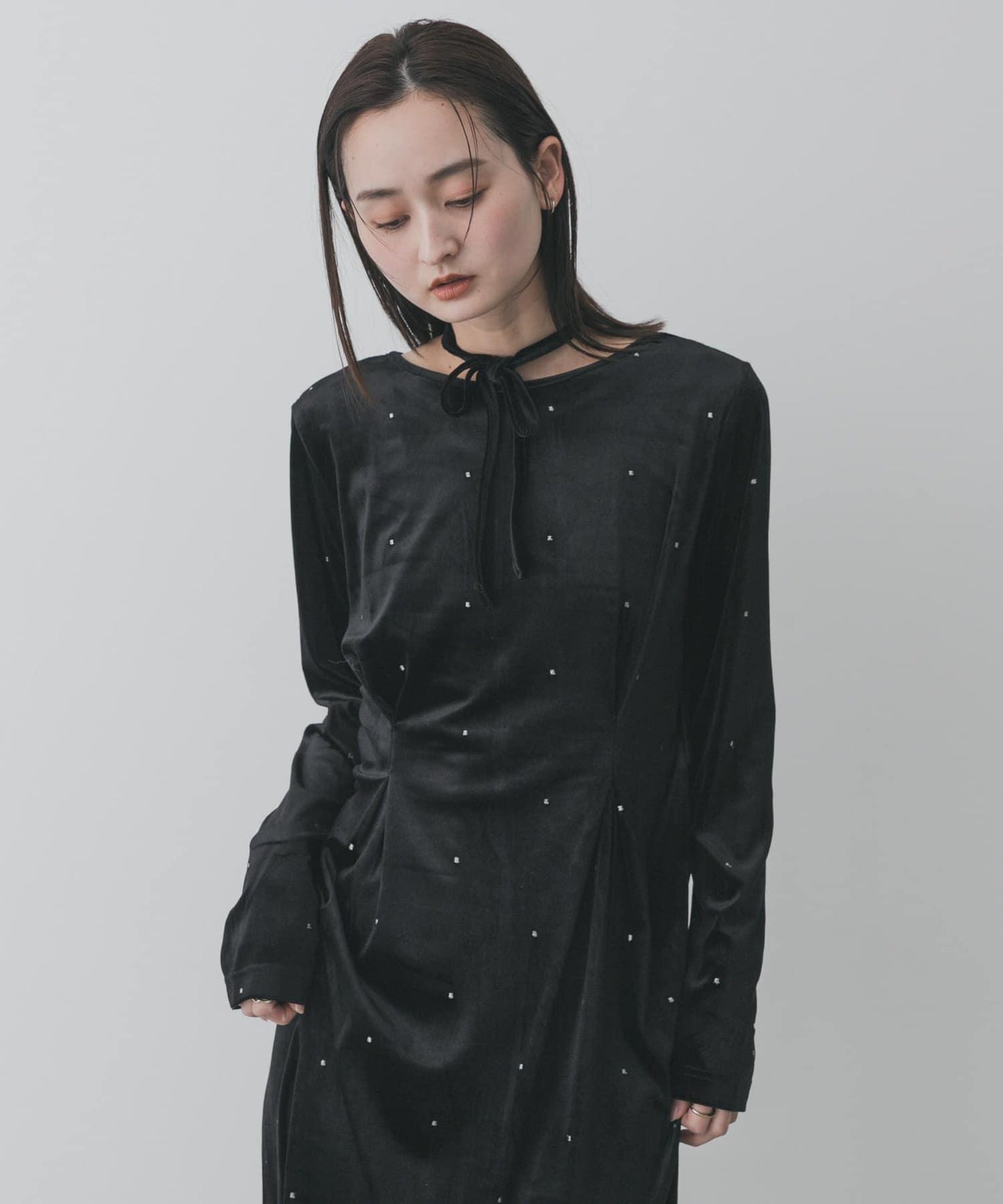波點刺繡天鵝絨連衣裙