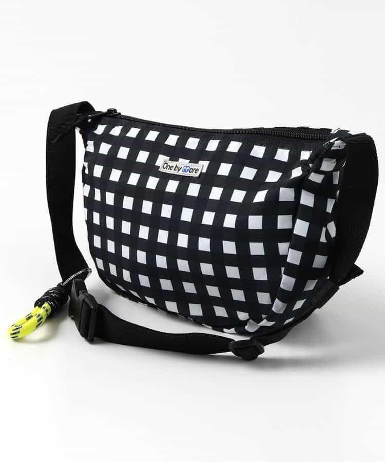 one by more 半月形單肩包