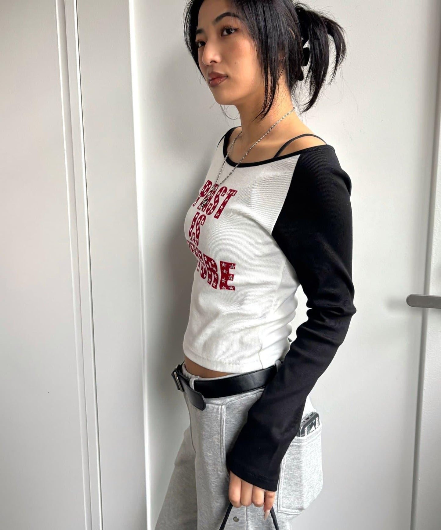 WHO'S WHO gallery 星星鉚釘插肩袖Logo上衣