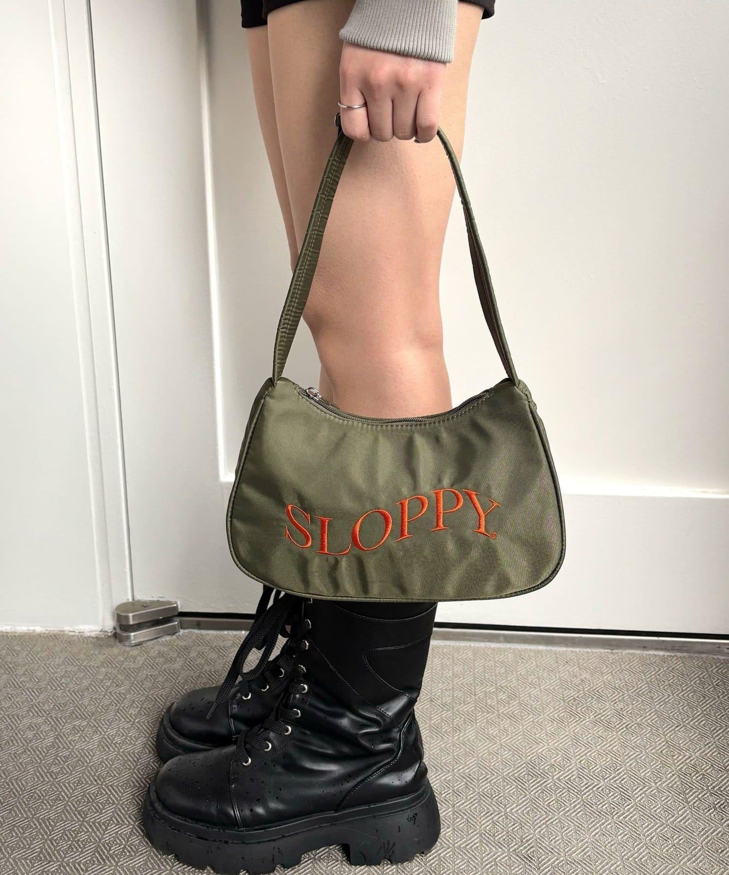 SLOPPY LOGO 圖案單肩包