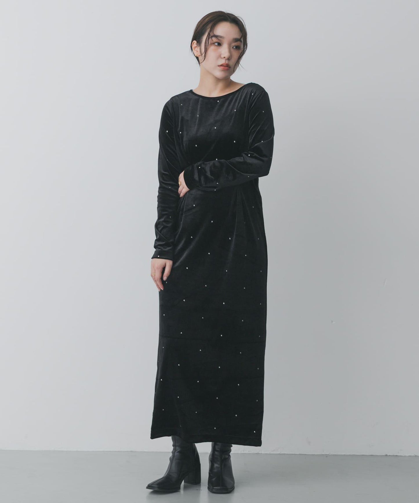 波點刺繡天鵝絨連衣裙