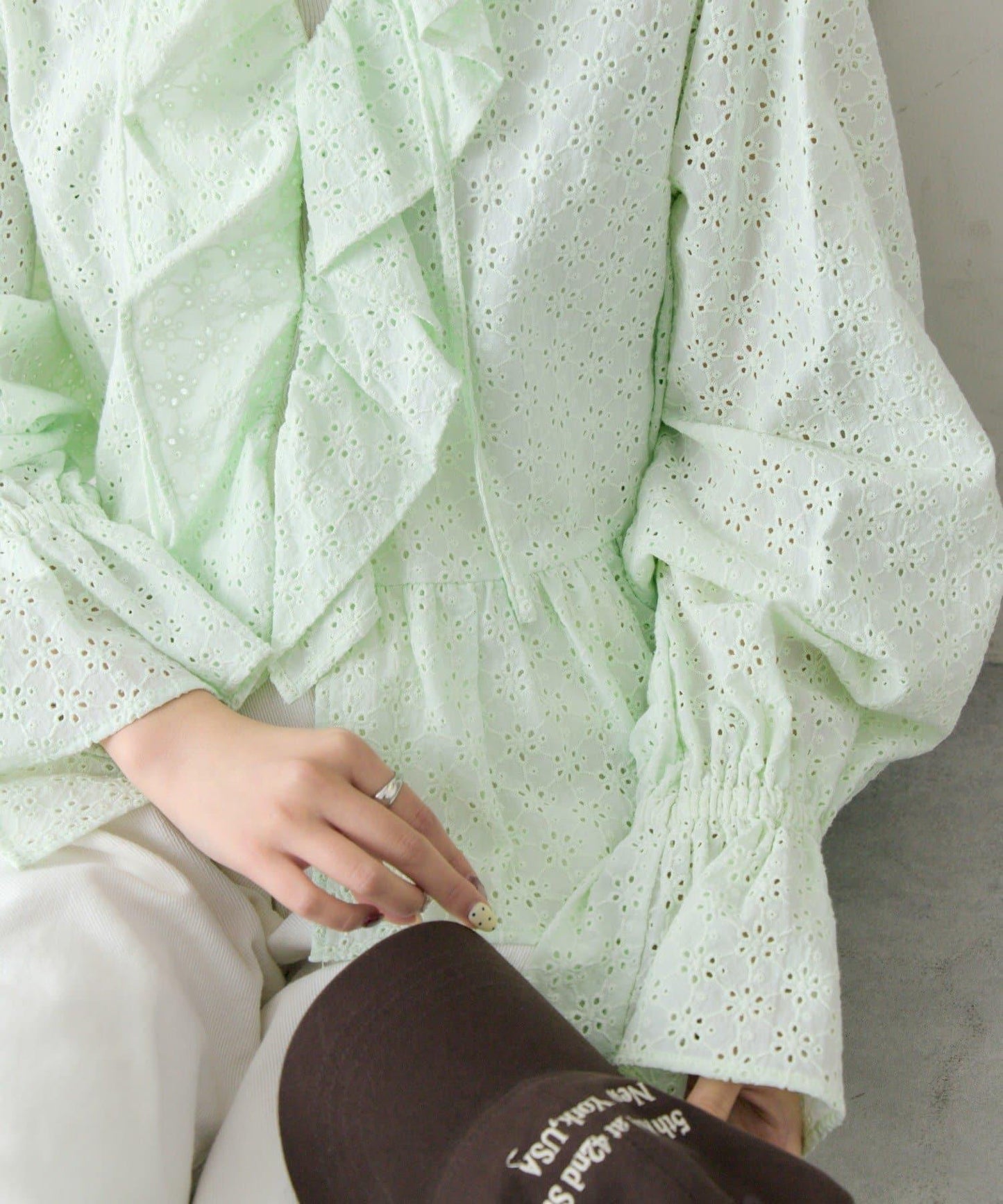 花卉刺繡荷葉邊襯衫