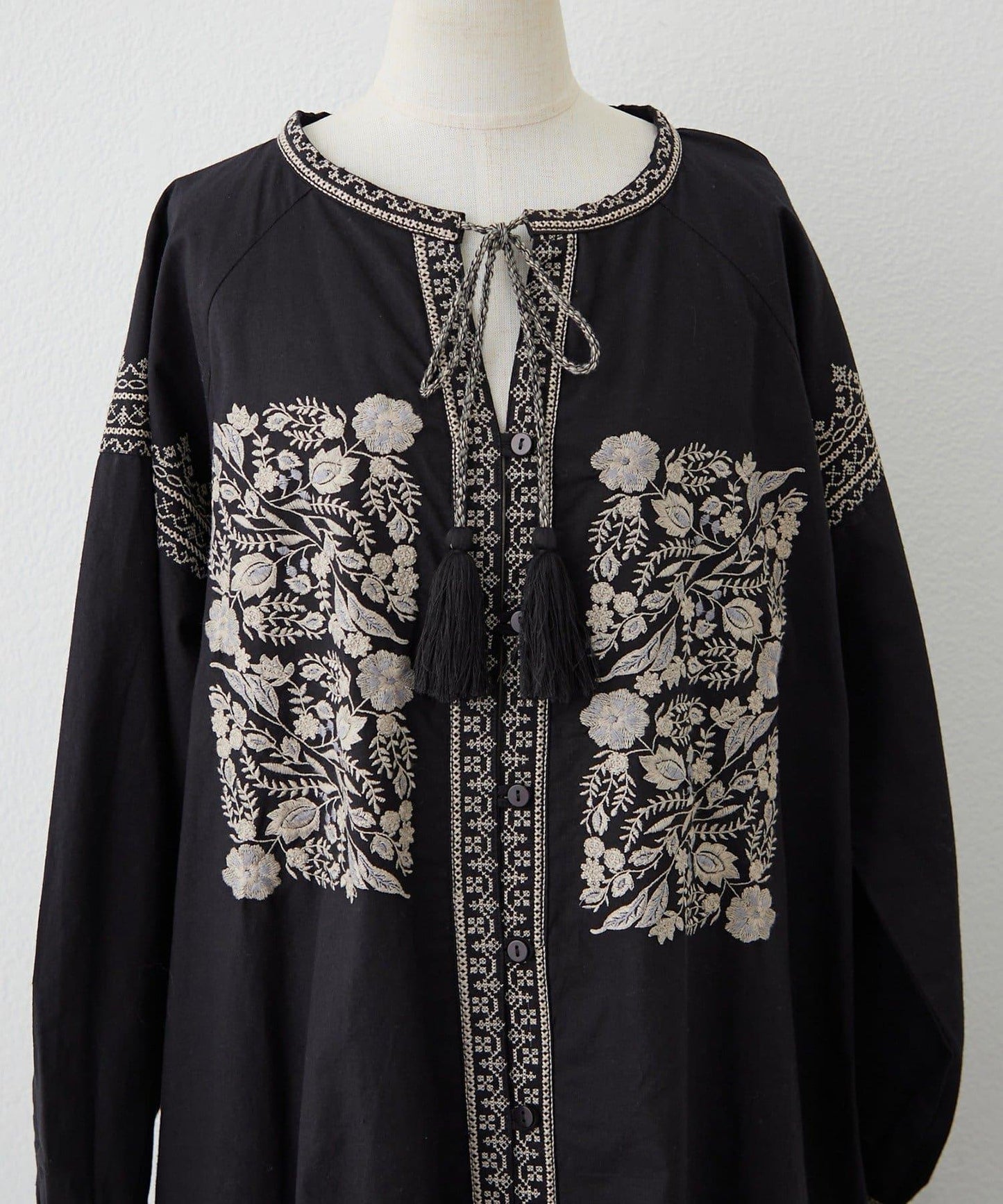 India series nane 刺繡前開扣連衣裙