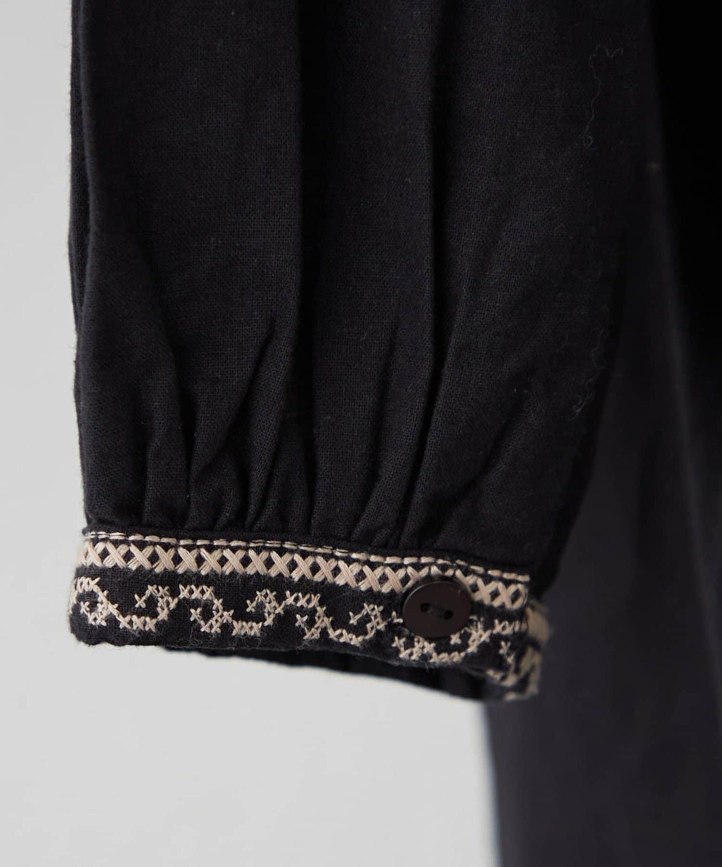 India series nane 刺繡前開扣連衣裙