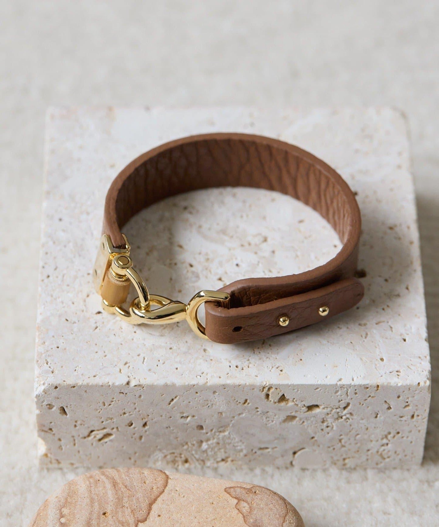 《牛革》 扣飾手鍊