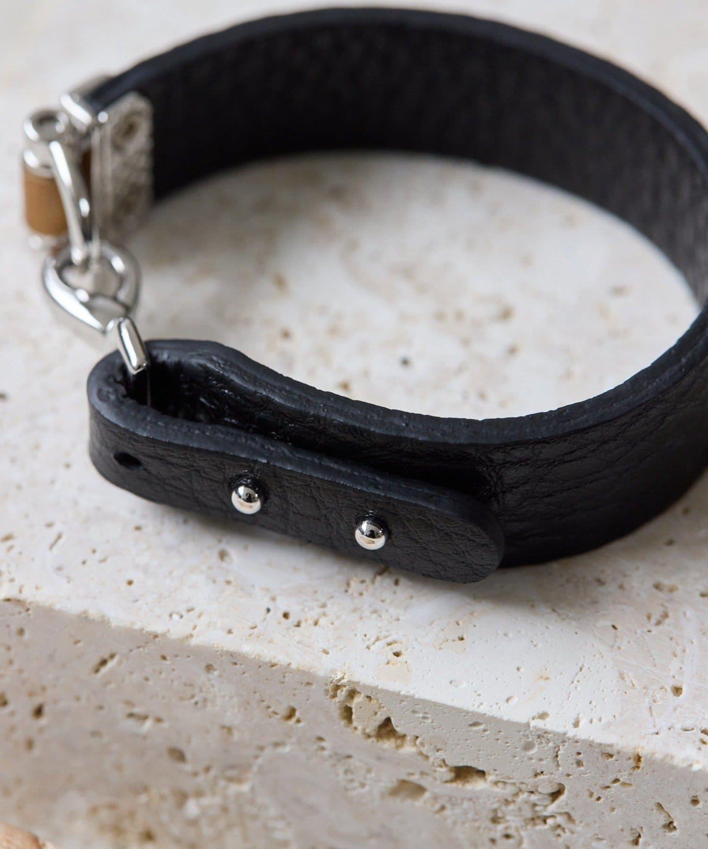 《牛革》 扣飾手鍊