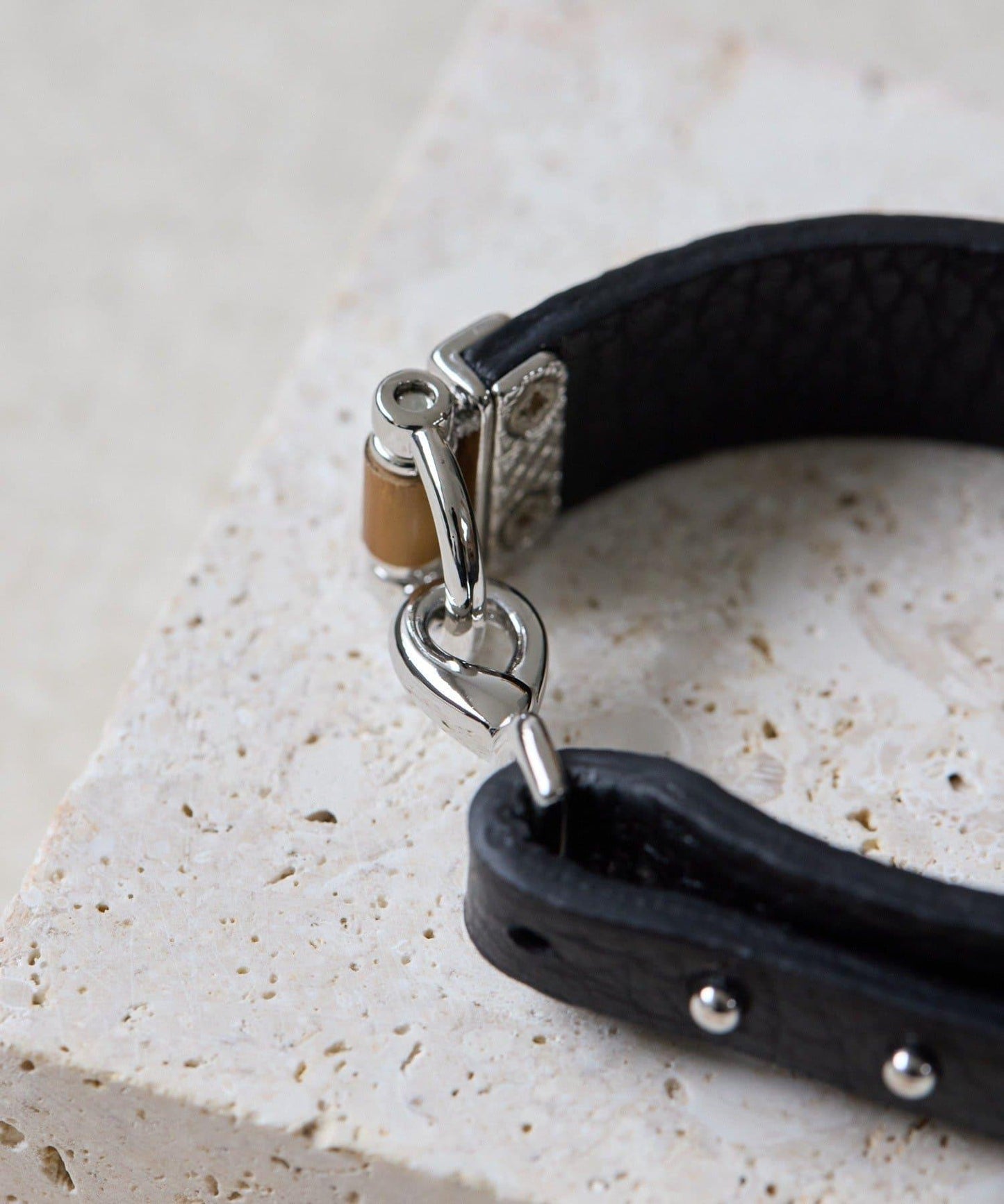 《牛革》 扣飾手鍊