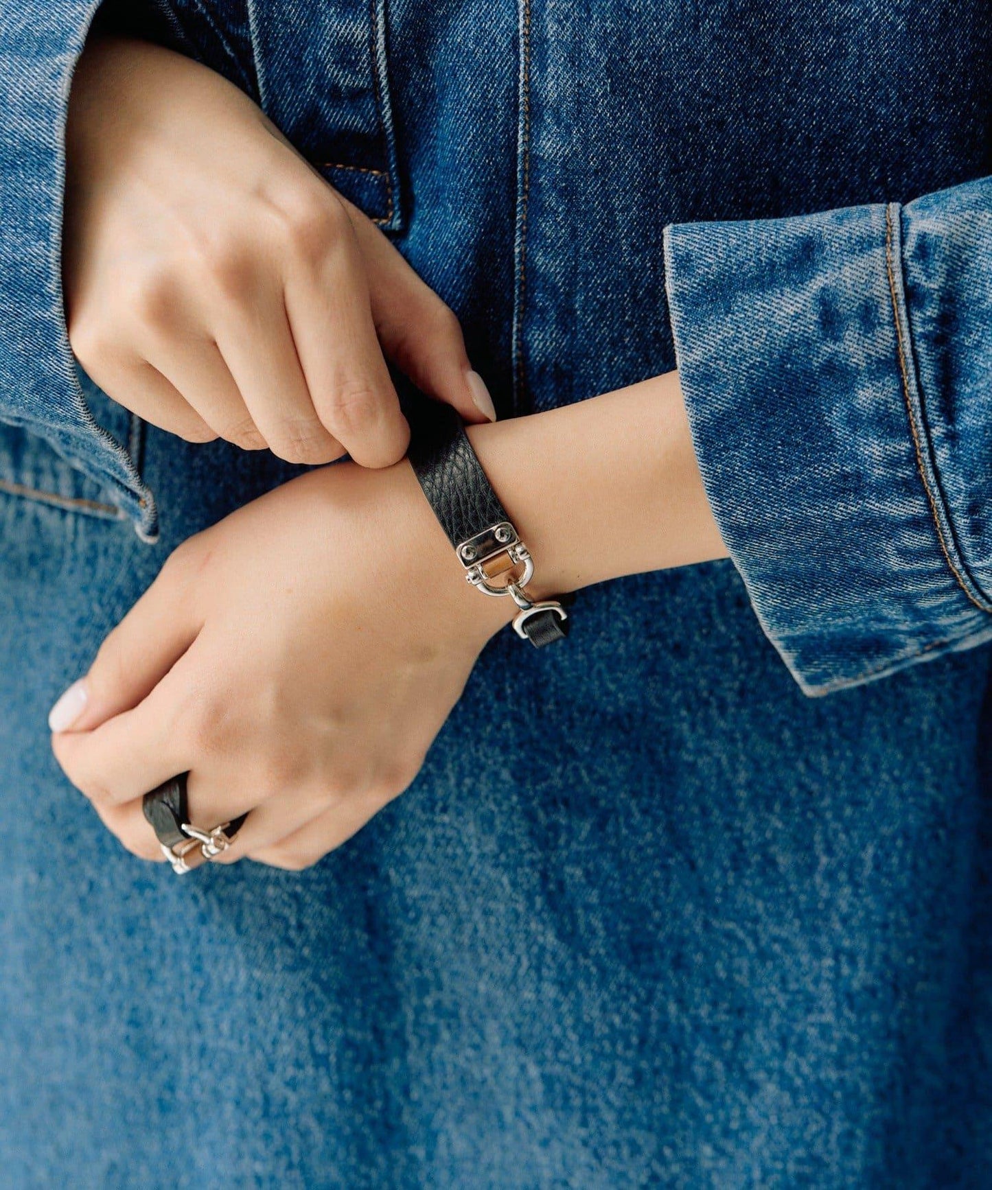 《牛革》 扣飾手鍊