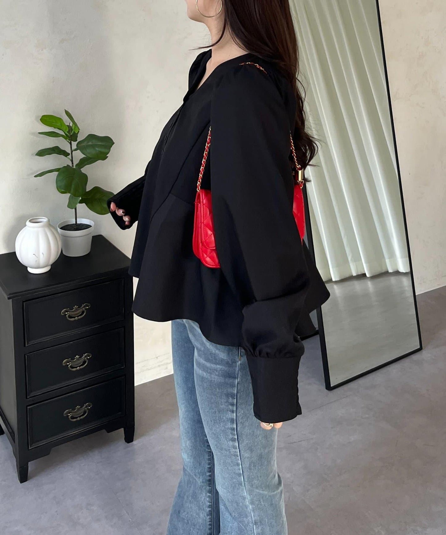 泡泡袖V領 荷葉擺喇叭廓形 襯衫