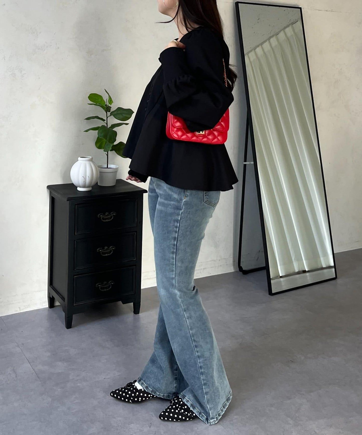 泡泡袖V領 荷葉擺喇叭廓形 襯衫
