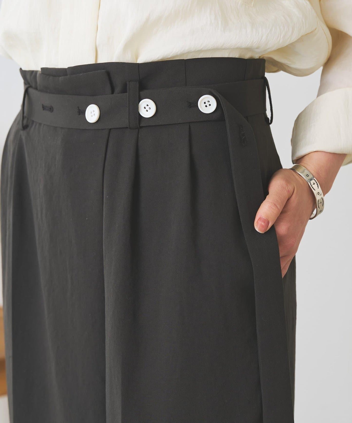 不對稱腰帶設計長褲