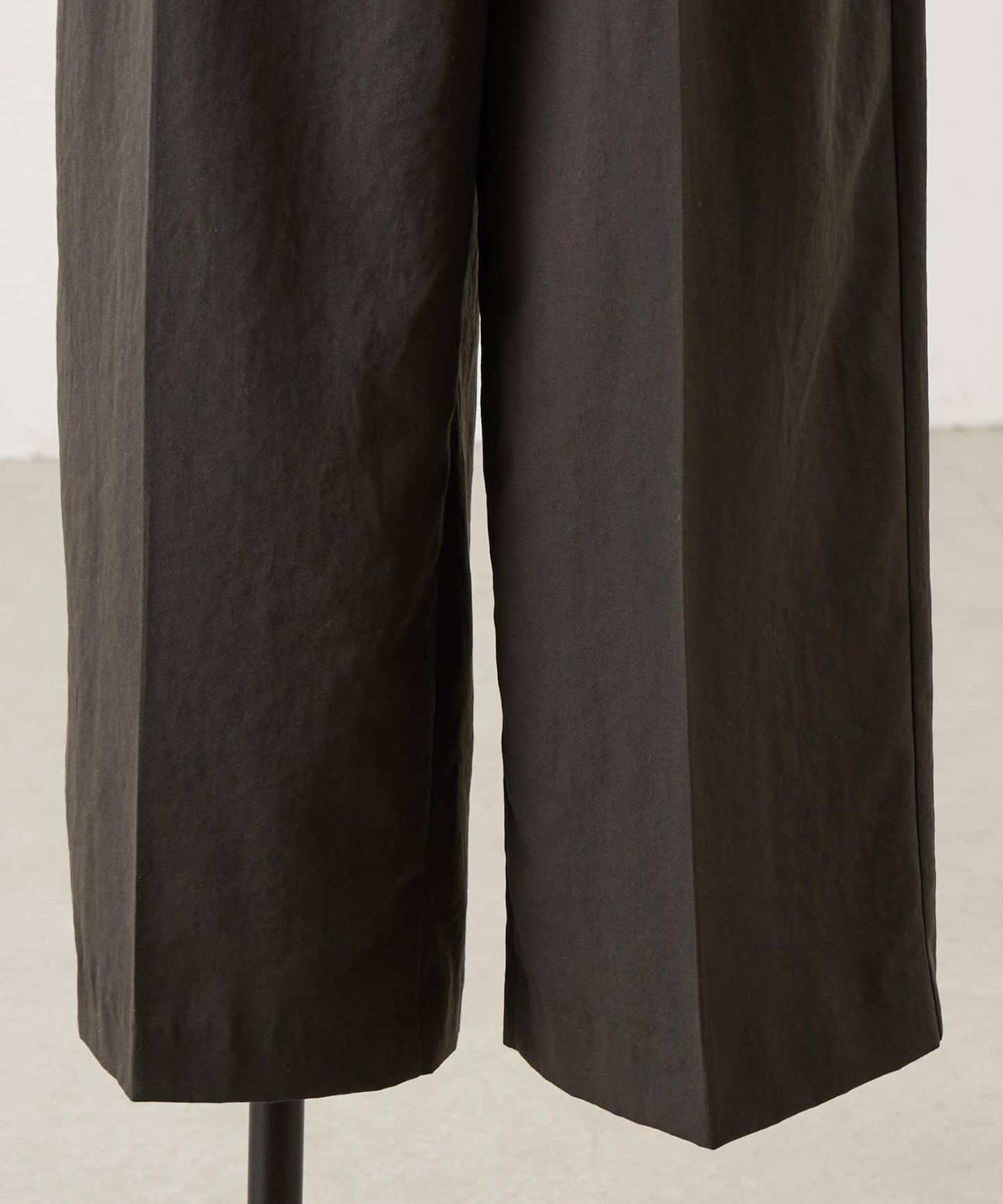 不對稱腰帶設計長褲