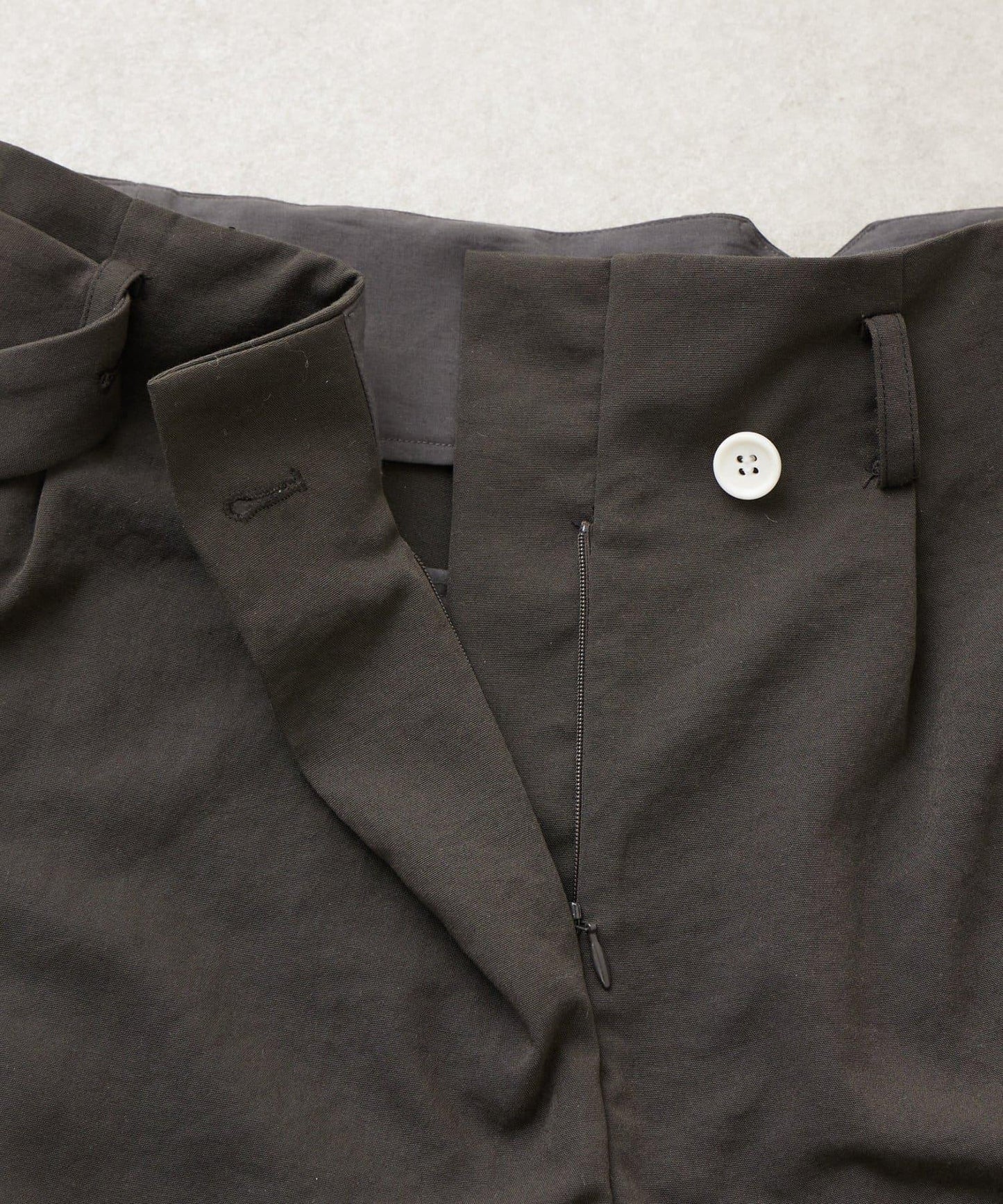 不對稱腰帶設計長褲