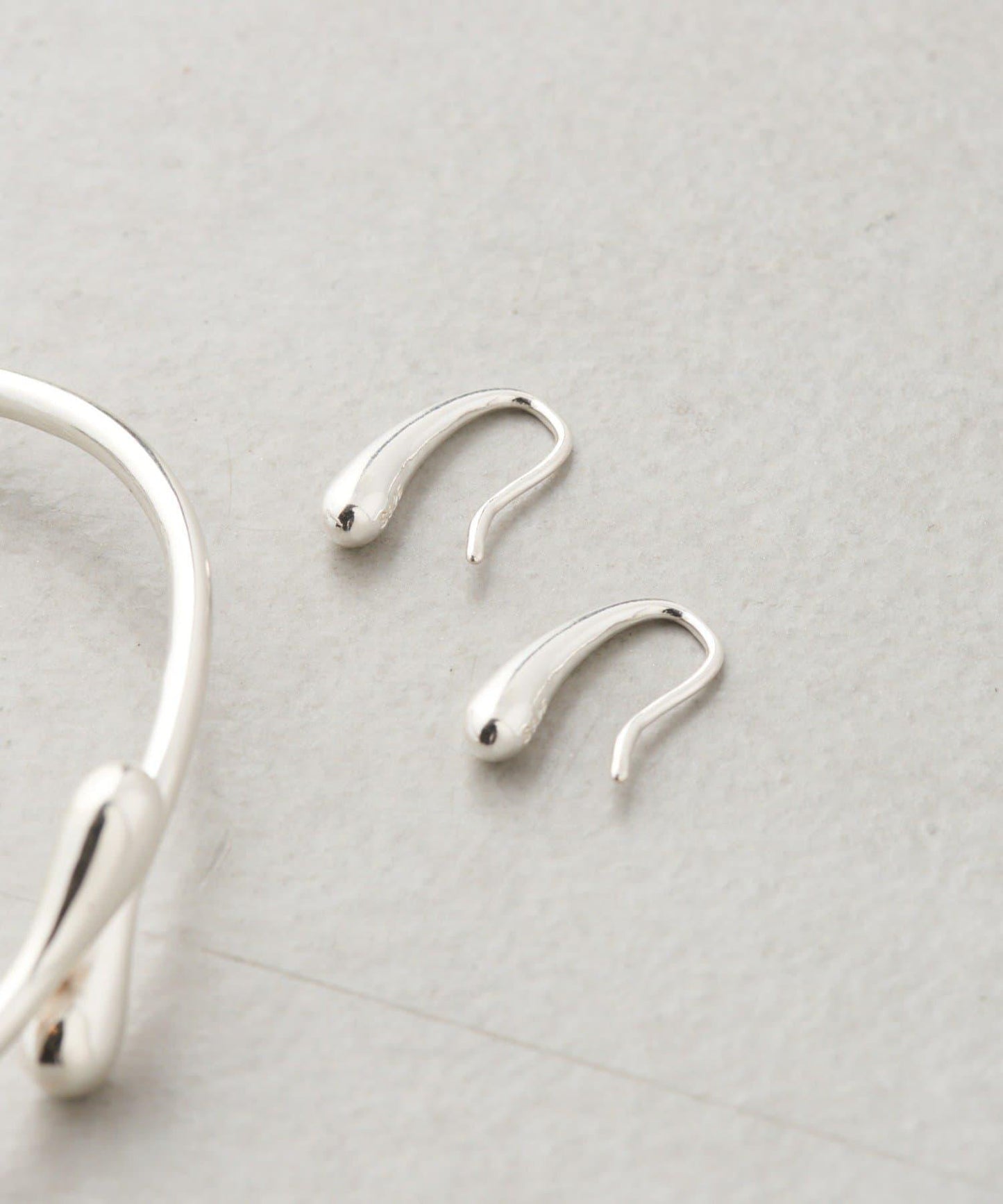 《スターリングシルバー使用》 小巧淚滴耳釘