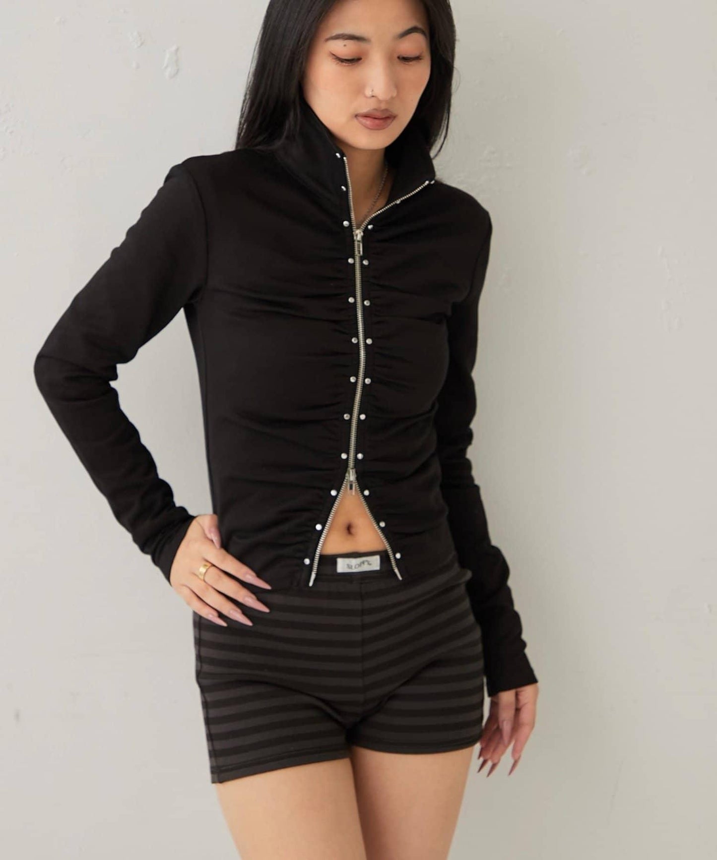 STUDDED ZIP GATHERED TOP 上衣