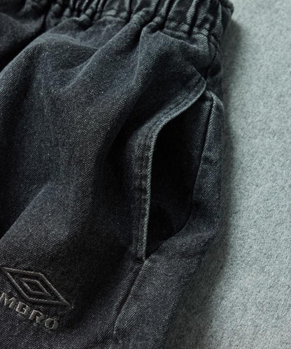 聯名＝（可加在最後） Wide / Denim 均為英文，需完整保留原文。 子品類需用中文：牛仔褲。 輸出如下： 寬鬆 Wide Denim Pants 牛仔褲