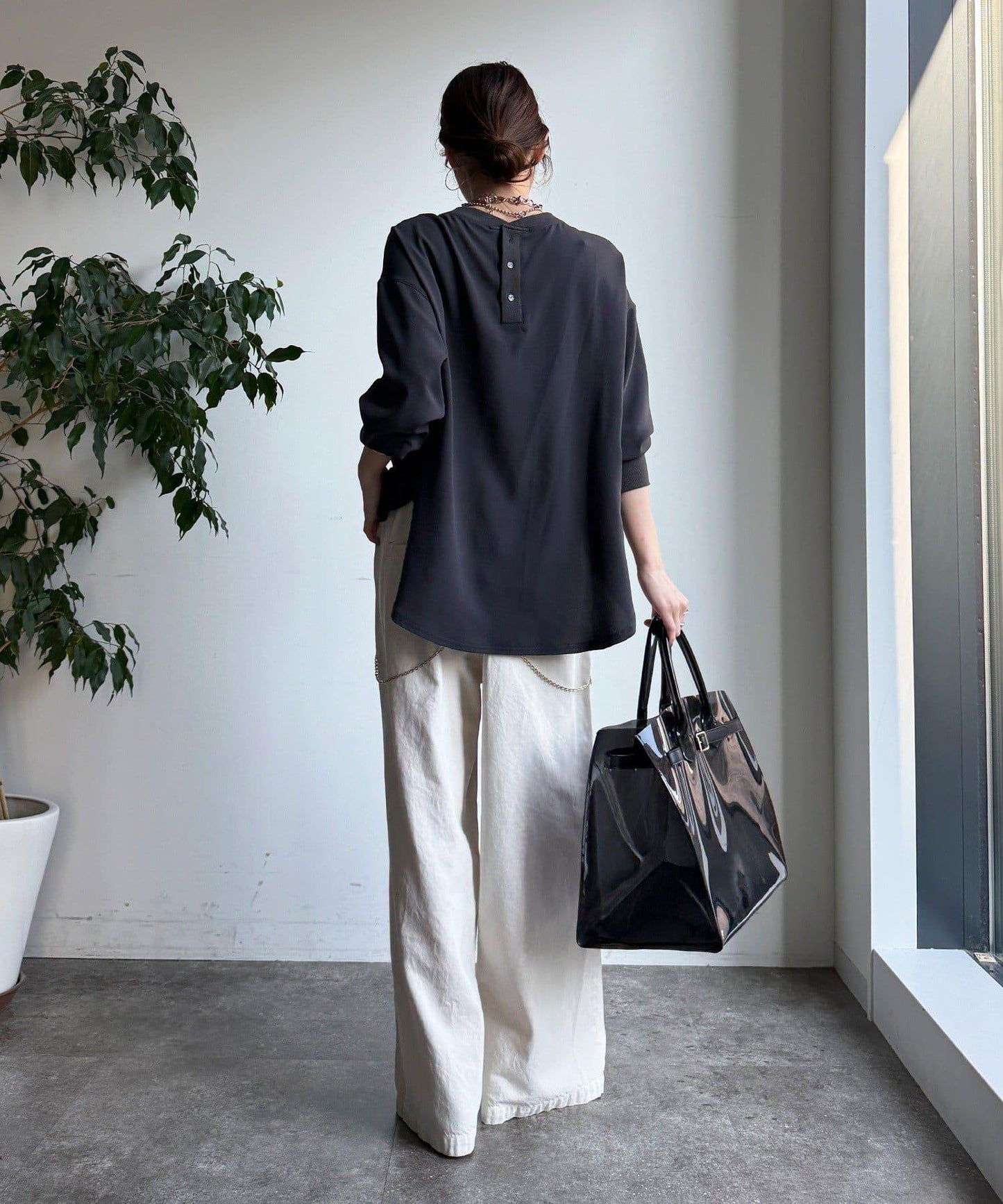 袖口羅紋 後背按扣 喬其紗Logo 套頭上衣