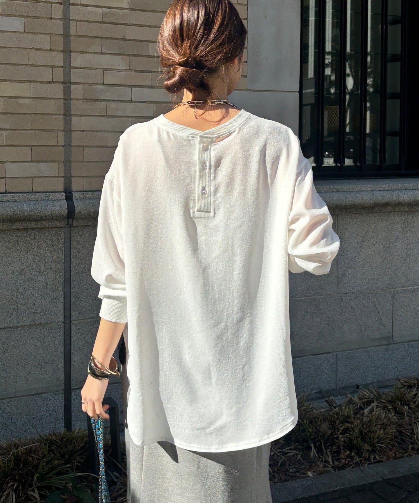 袖口羅紋 後背按扣 喬其紗Logo 套頭上衣