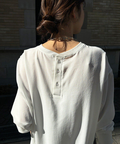 袖口羅紋 後背按扣 喬其紗Logo 套頭上衣