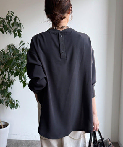 袖口羅紋 後背按扣 喬其紗Logo 套頭上衣