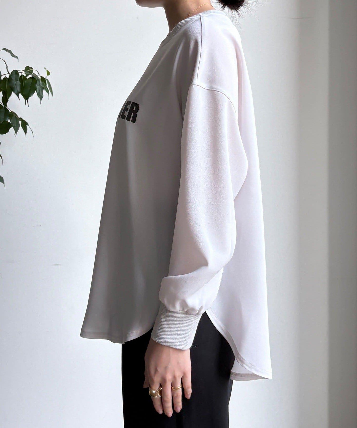 袖口羅紋 後背按扣 喬其紗Logo 套頭上衣