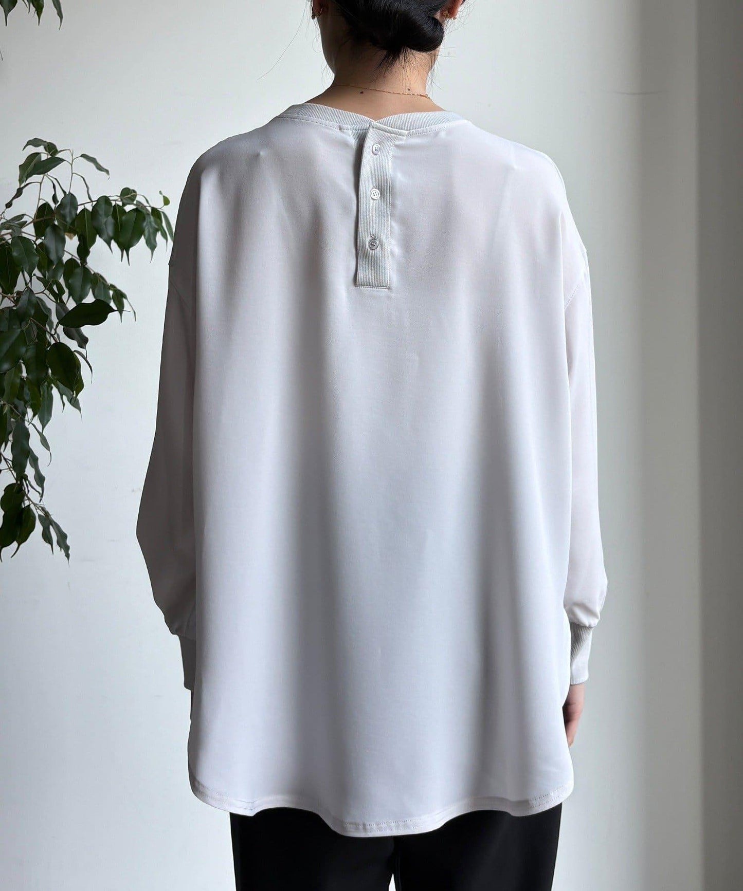 袖口羅紋 後背按扣 喬其紗Logo 套頭上衣