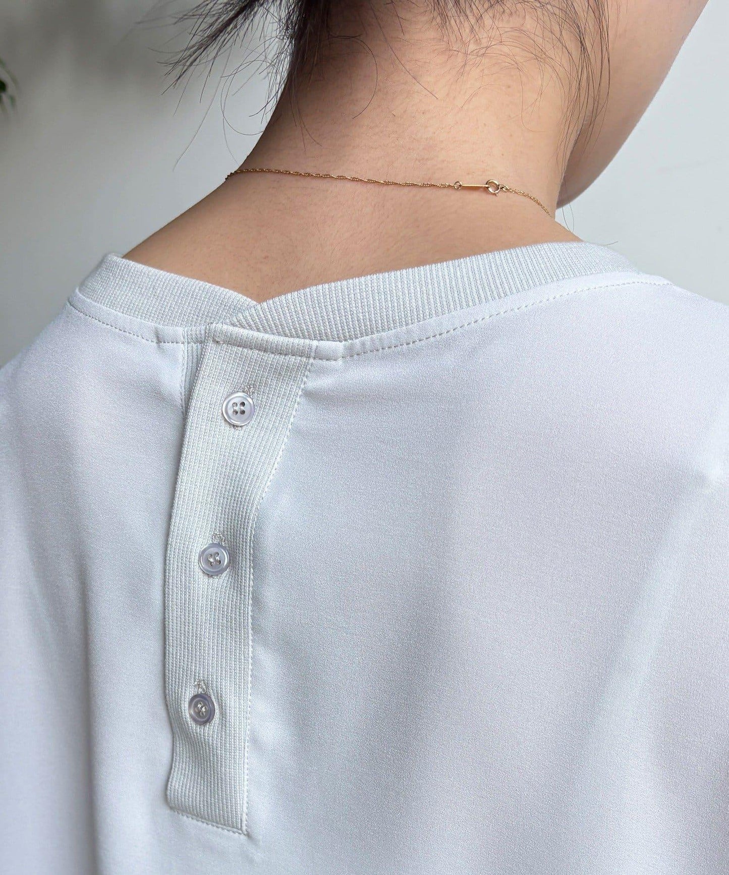 袖口羅紋 後背按扣 喬其紗Logo 套頭上衣