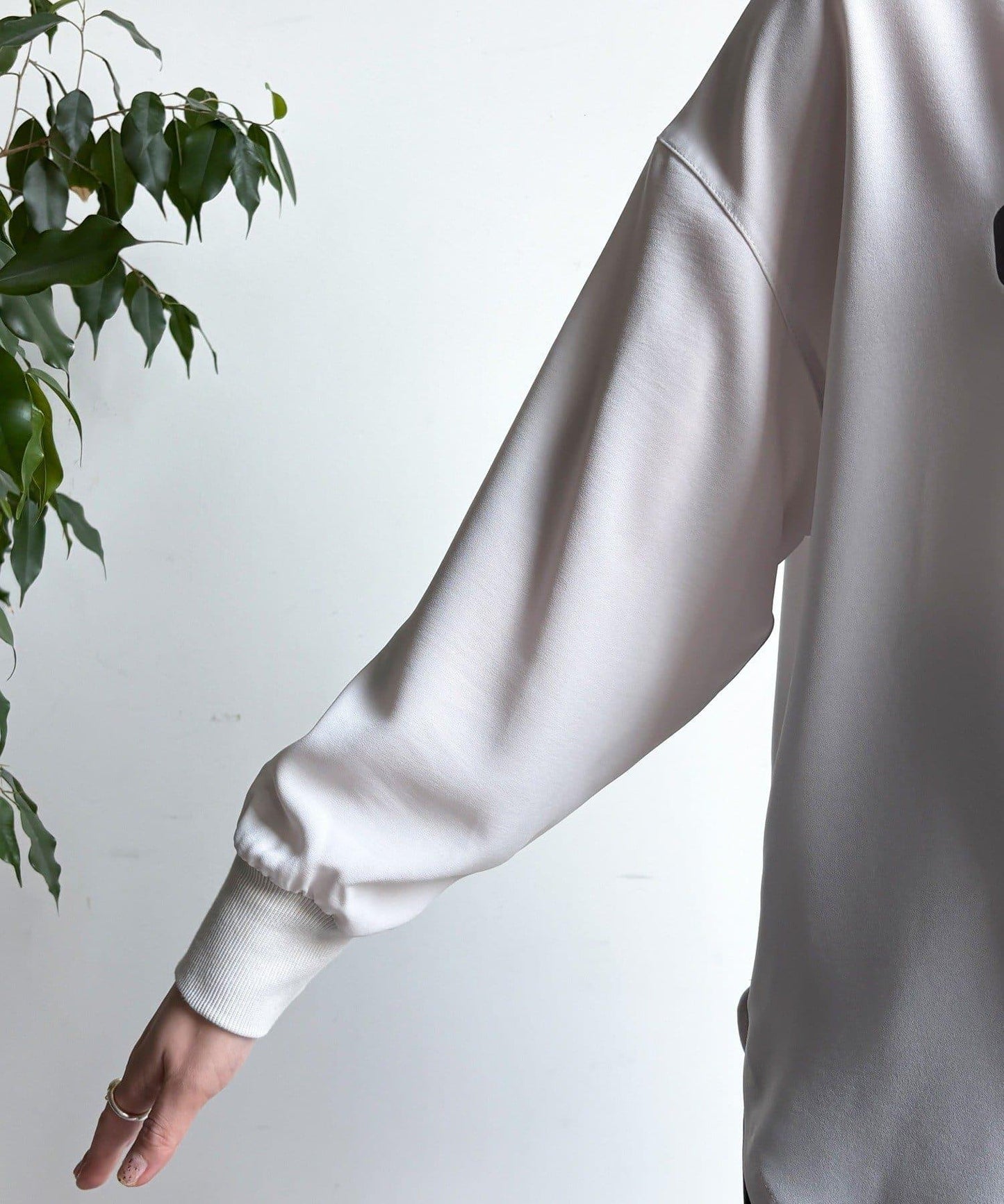 袖口羅紋 後背按扣 喬其紗Logo 套頭上衣