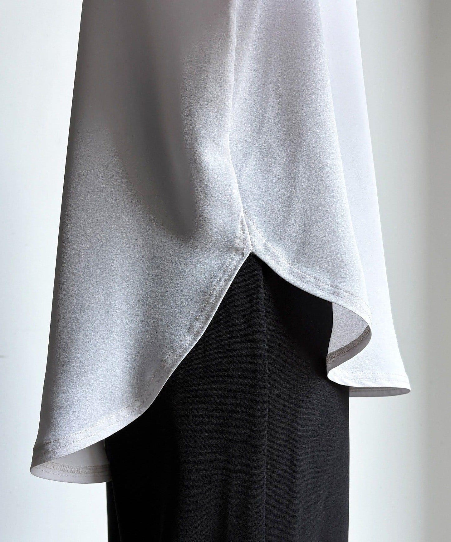 袖口羅紋 後背按扣 喬其紗Logo 套頭上衣