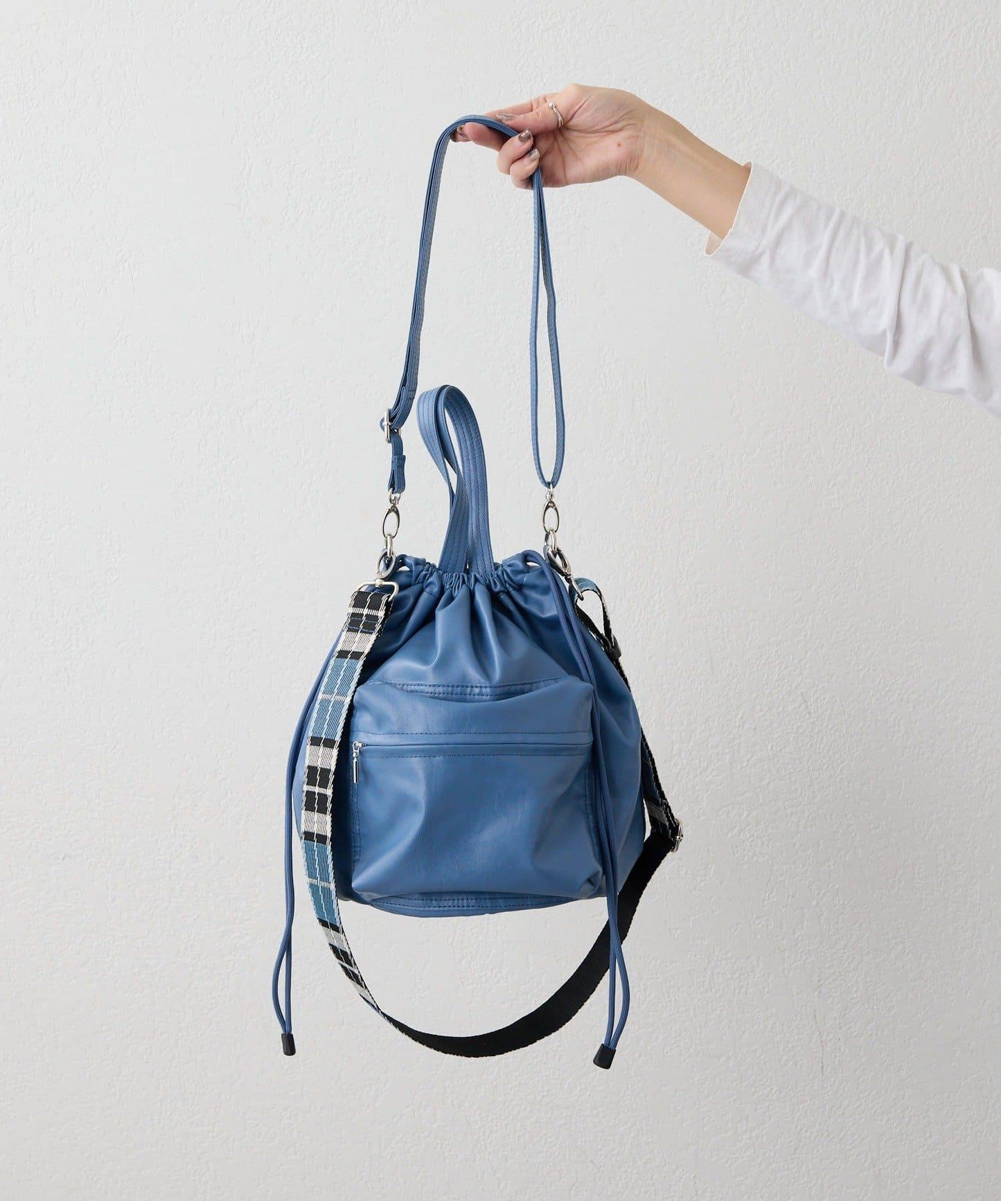 外口袋束口斜挎包