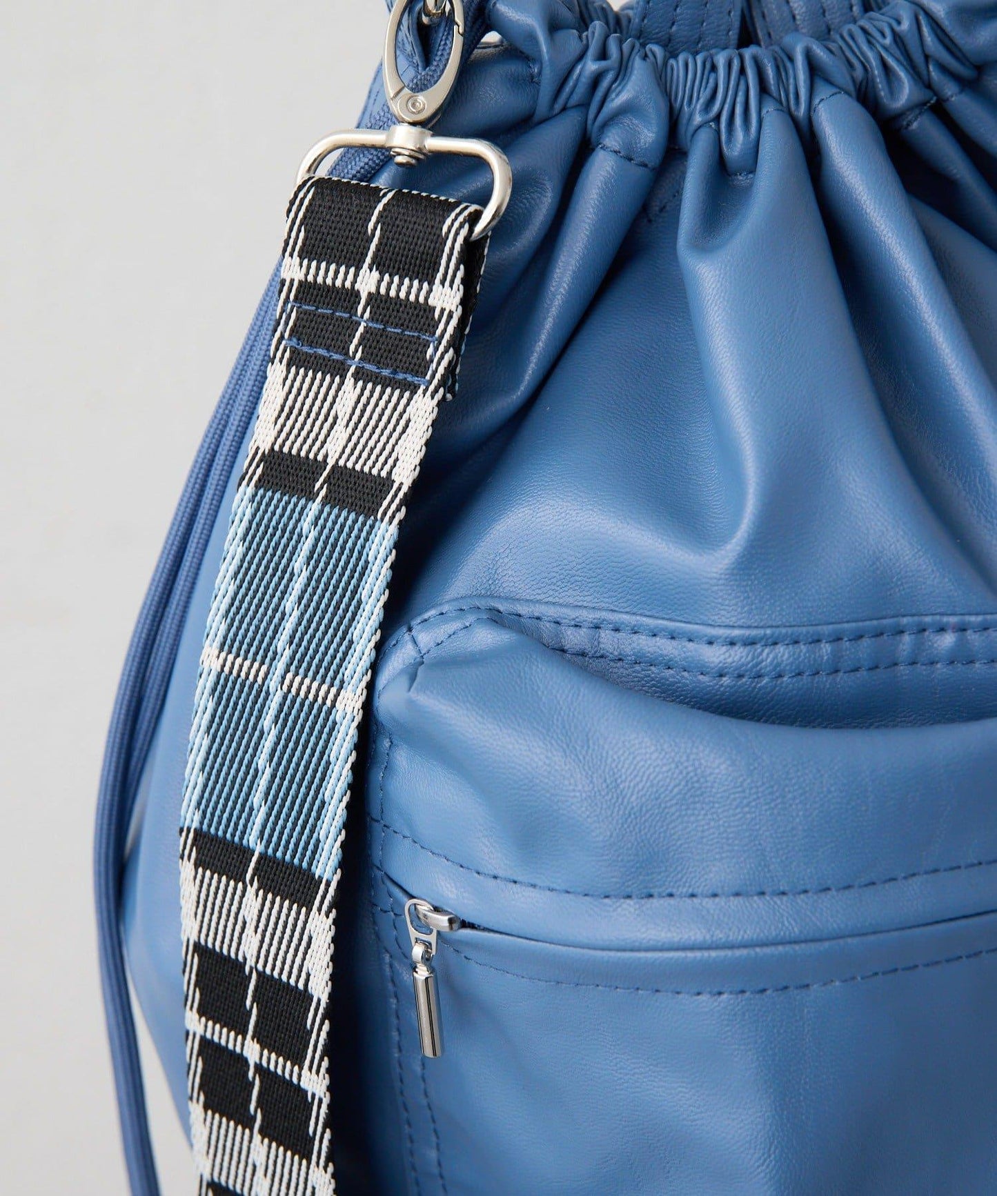 外口袋束口斜挎包